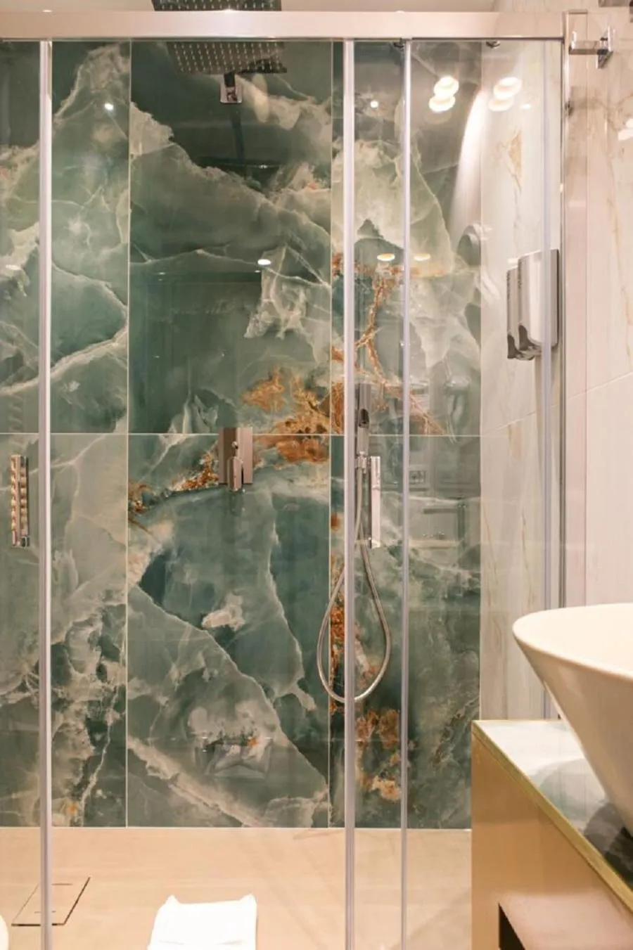 Shower in Bhr Cavour 150