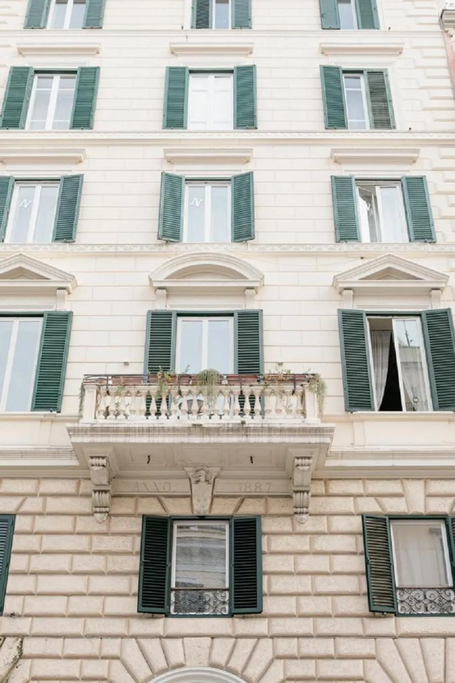 Property building in Bhr Cavour 150