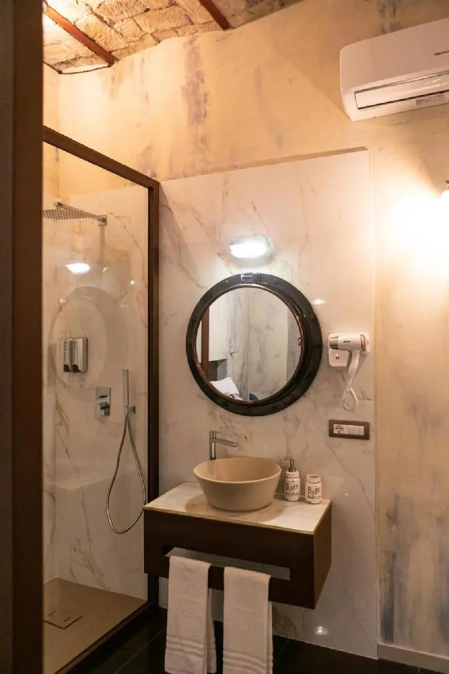 Shower in Bhr Cavour 150