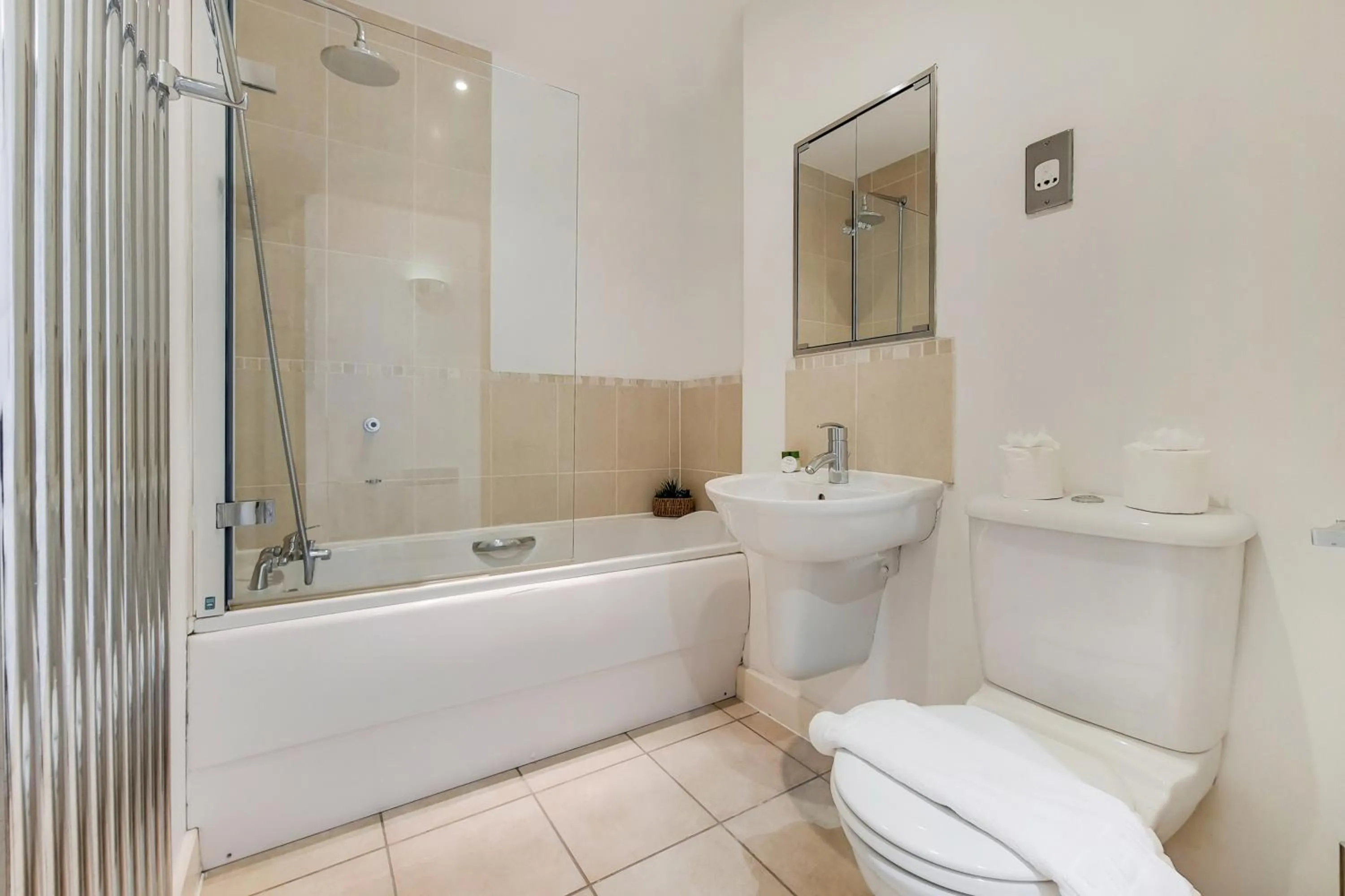 Bathroom in Deluxe Two Bed Apartment with River & City View