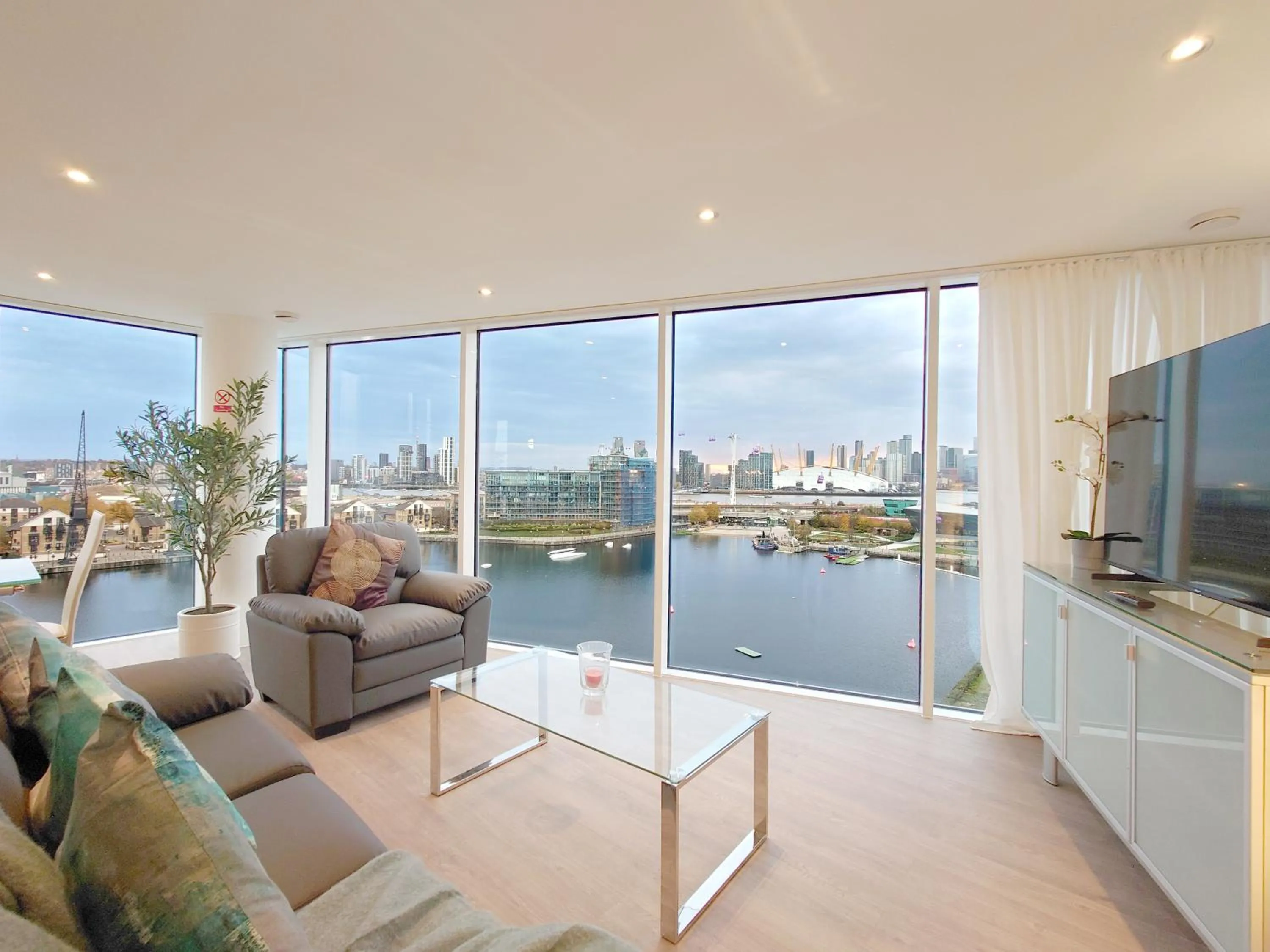 Deluxe Two Bed Apartment with River & City View