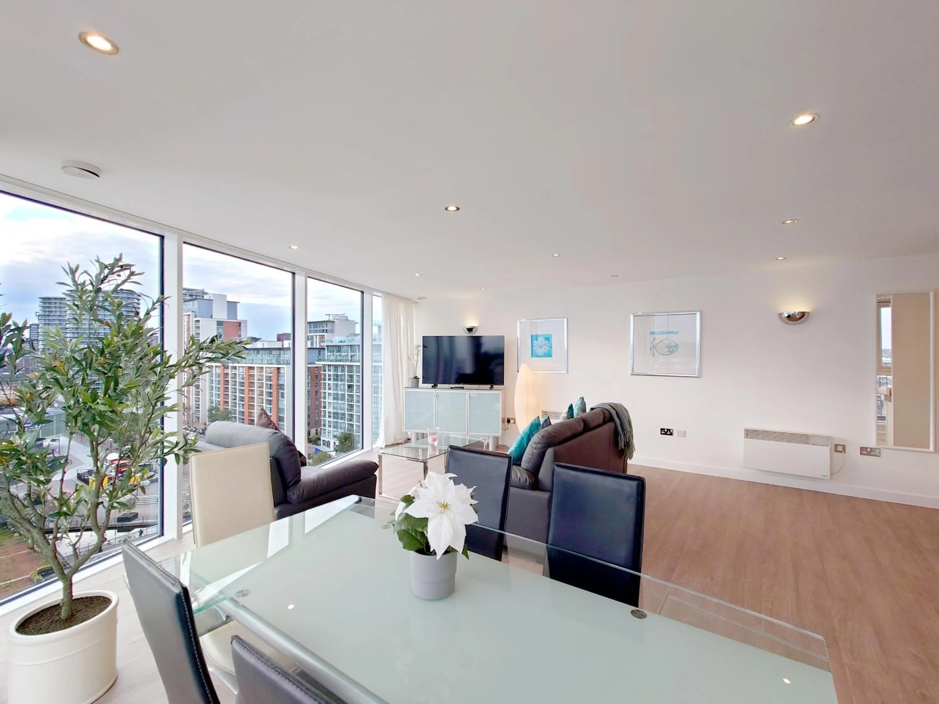 Deluxe Two Bed Apartment with River & City View