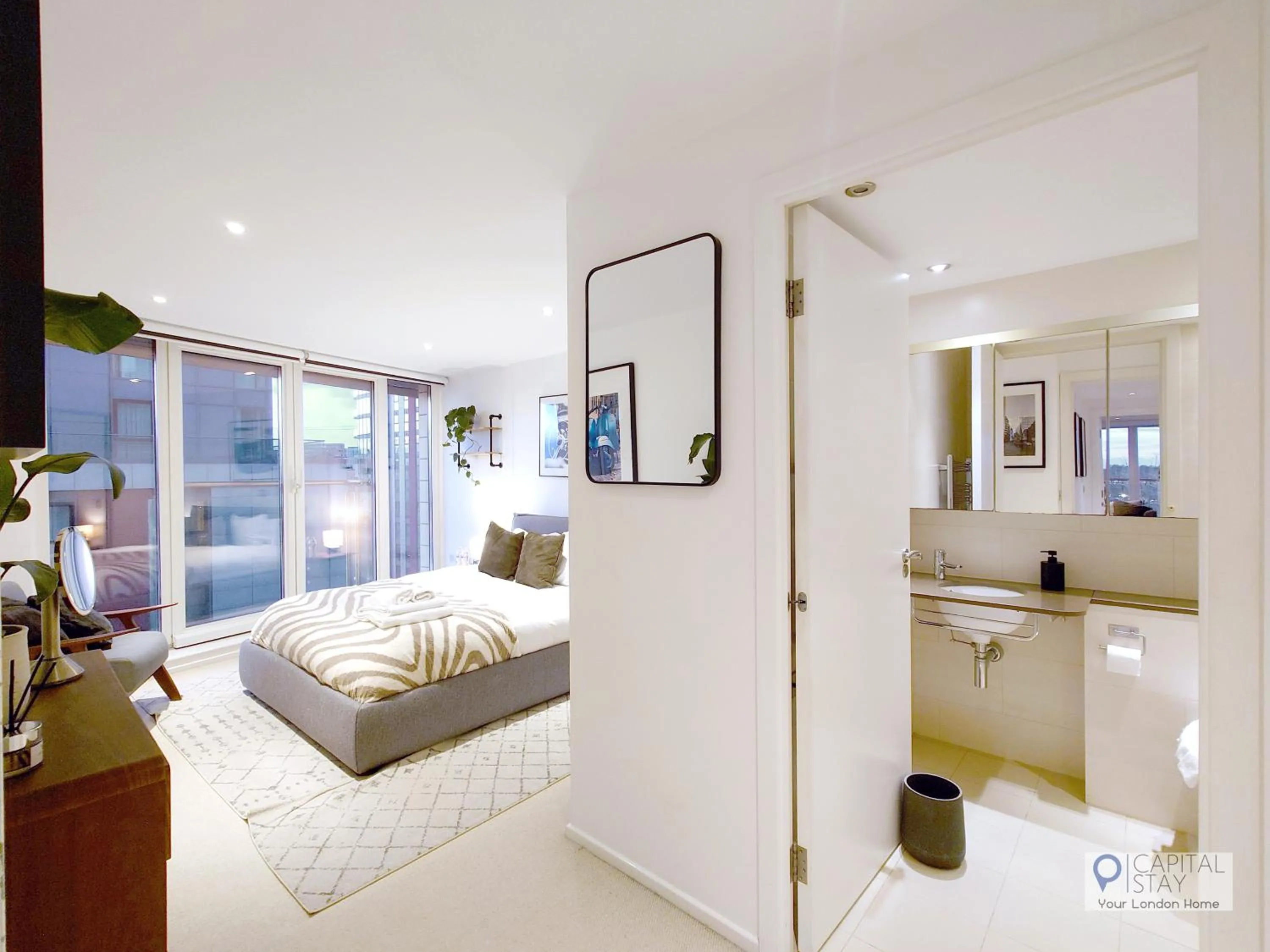 Bathroom, Bed in Deluxe Two Bed Apartment with River & City View