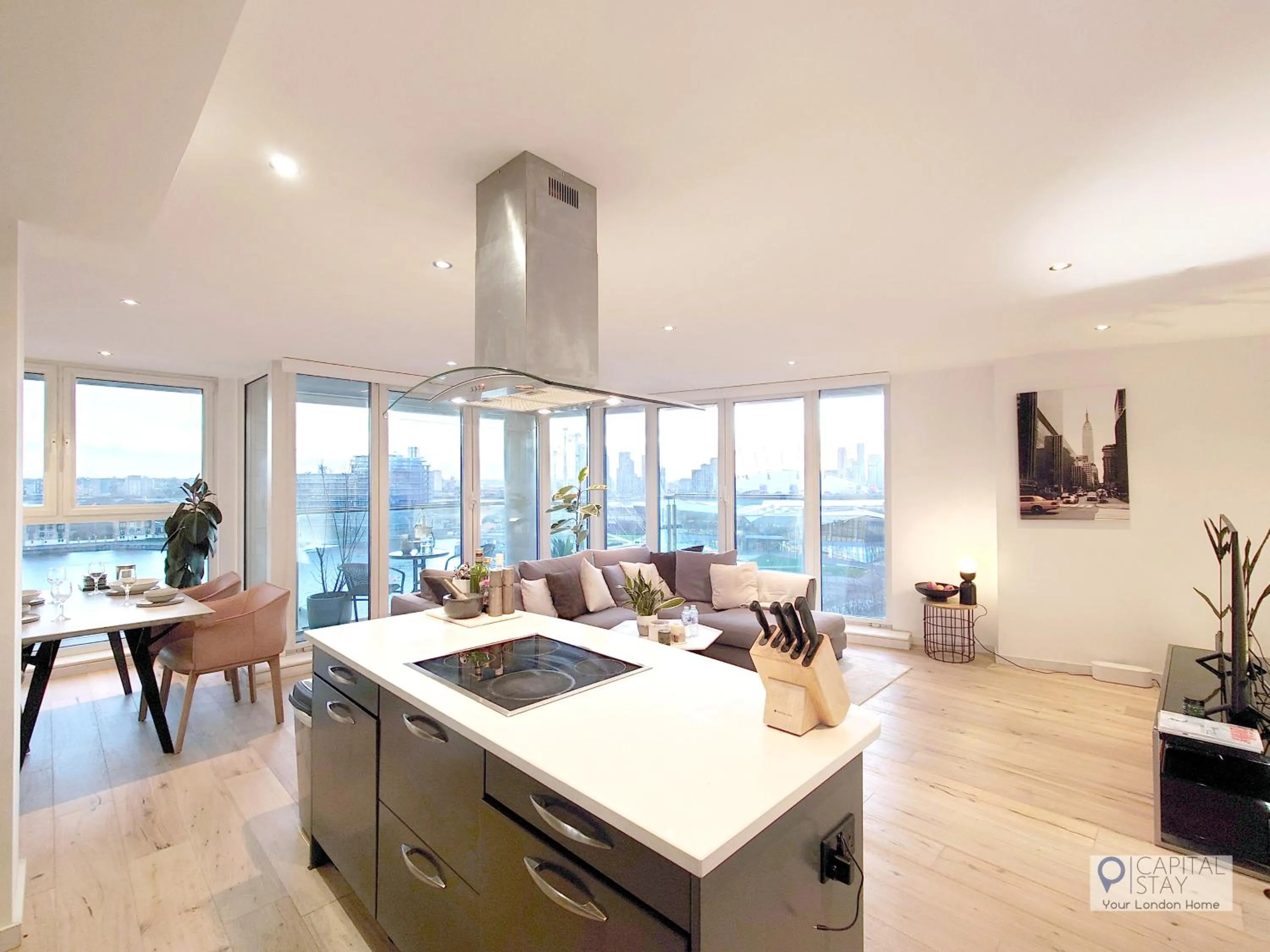 Kitchen or kitchenette in Deluxe Two Bed Apartment with River & City View