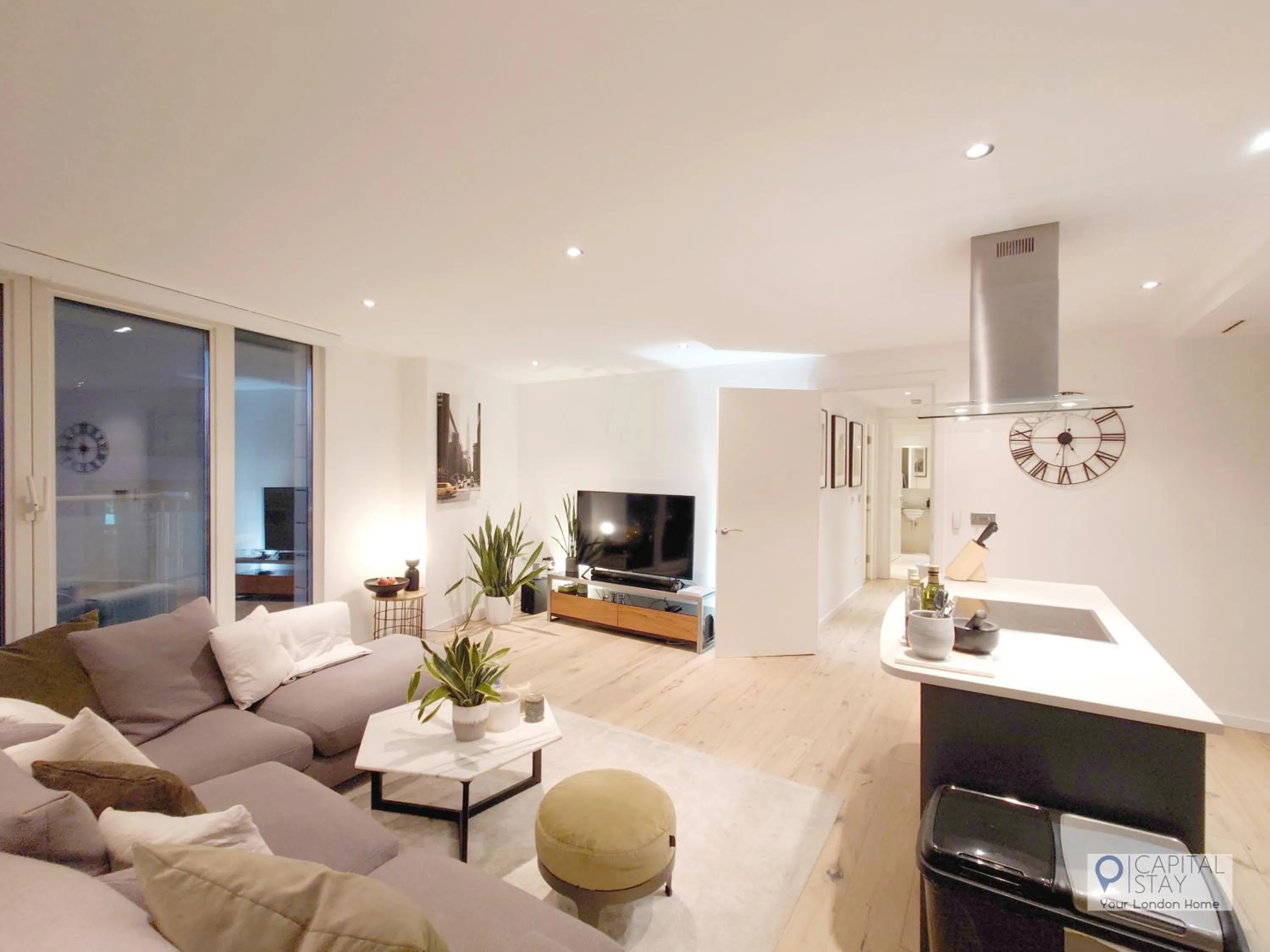 Kitchen or kitchenette in Deluxe Two Bed Apartment with River & City View