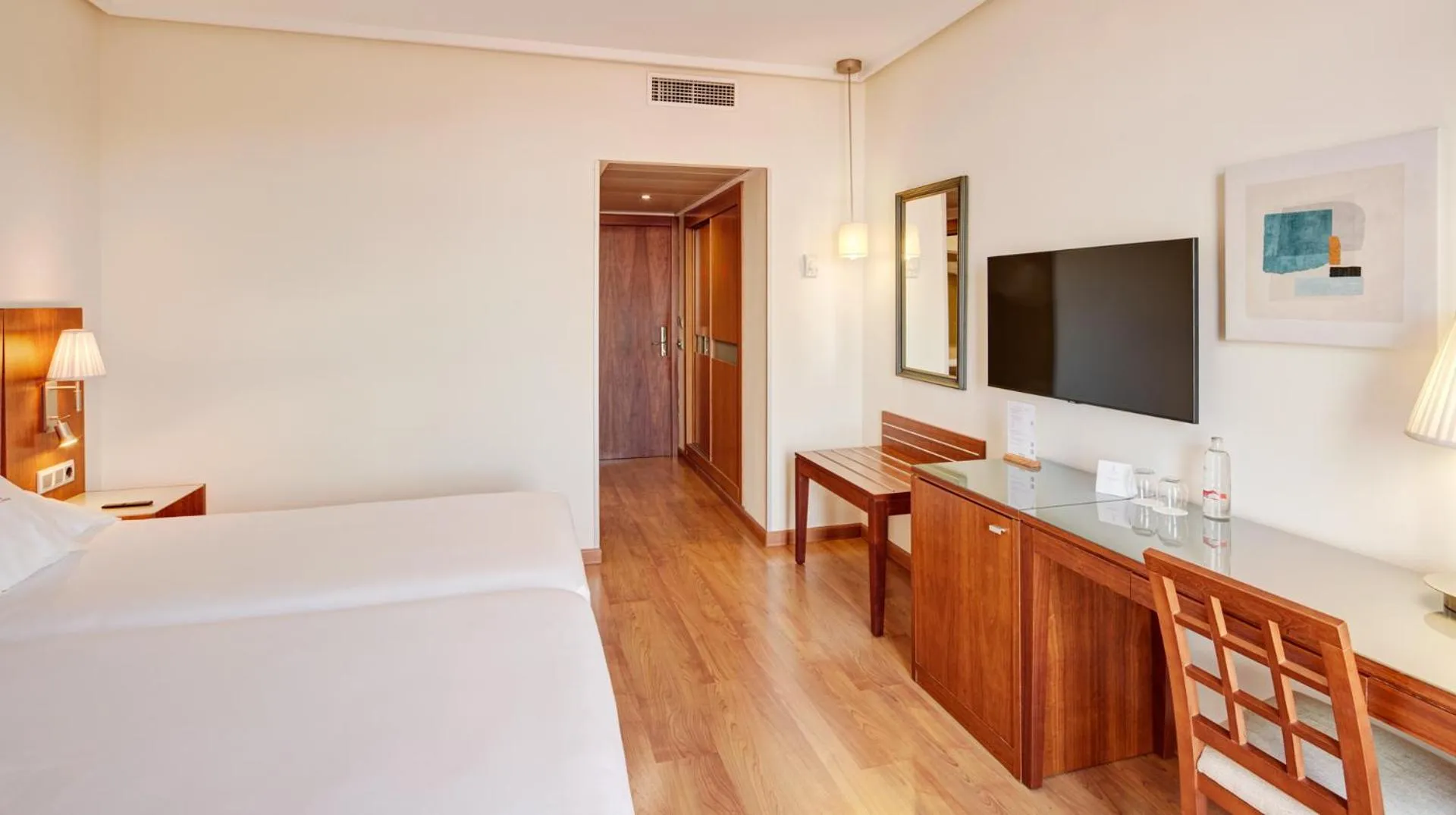 Bed in Sercotel Los Llanos