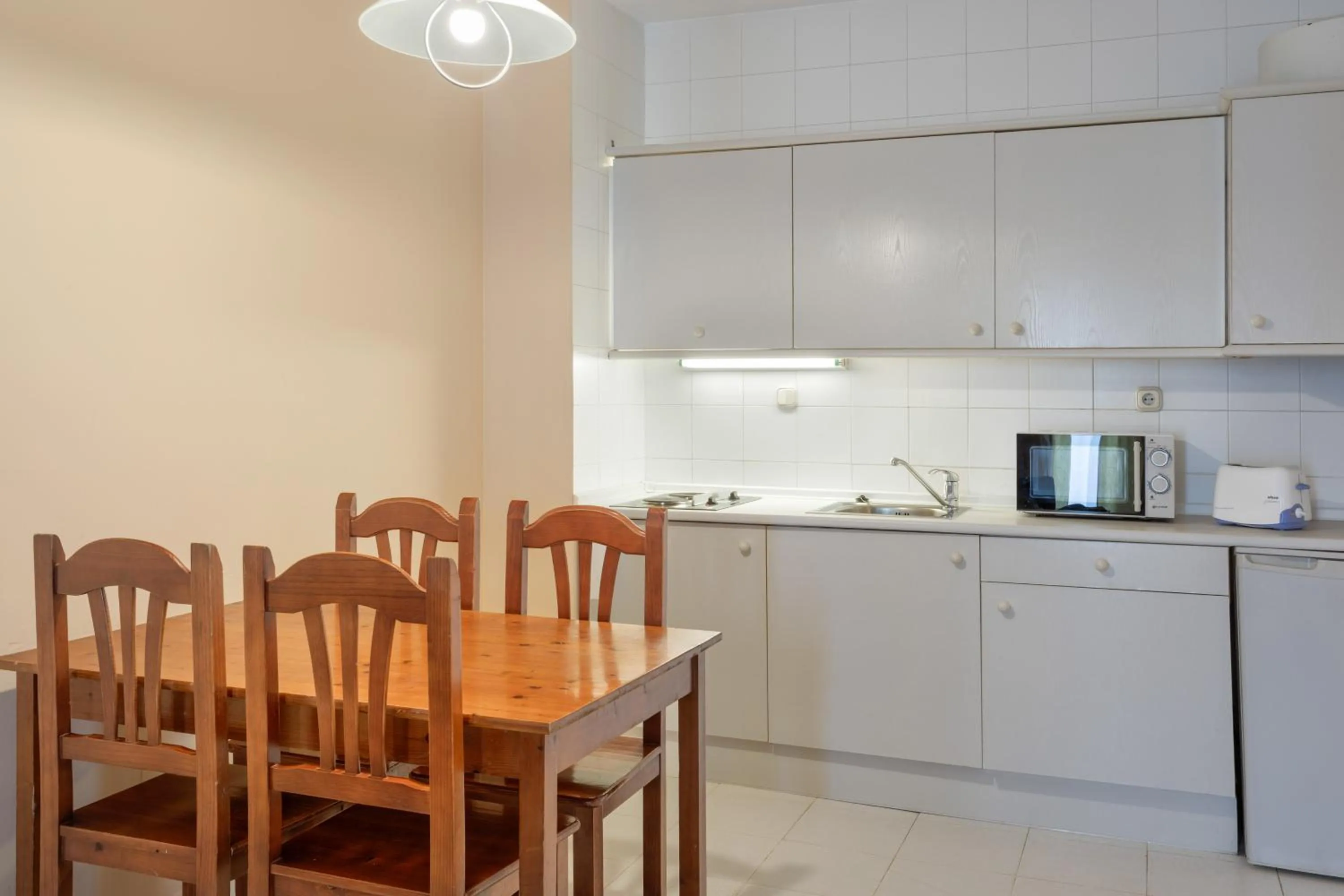 Kitchen or kitchenette in Sol Sancti Petri Aparthotel