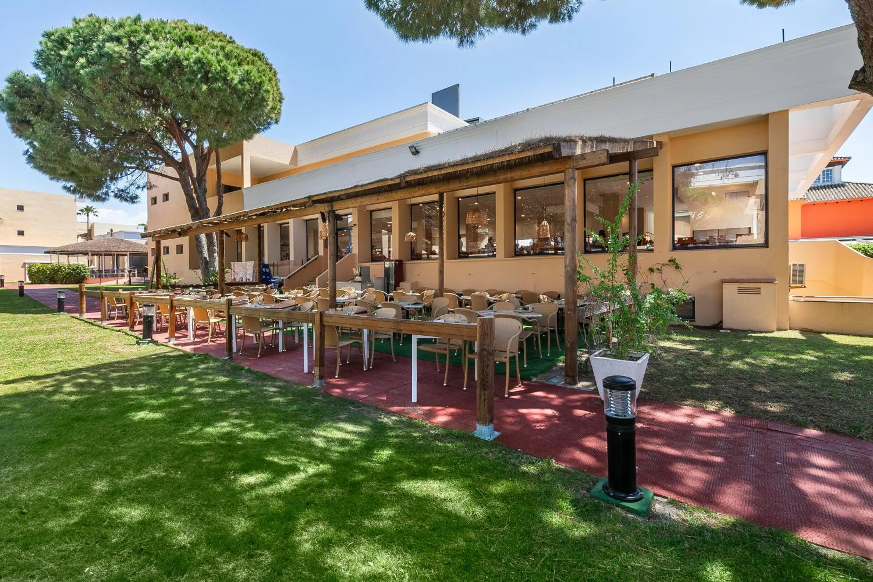 Restaurant/places to eat in Sol Sancti Petri Aparthotel
