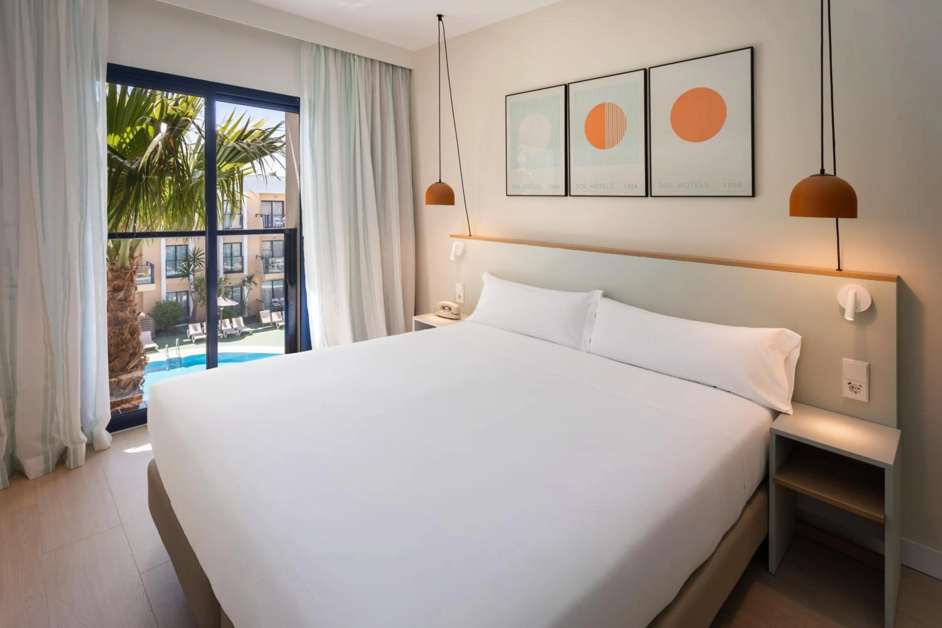 Bed in Sol Sancti Petri Aparthotel