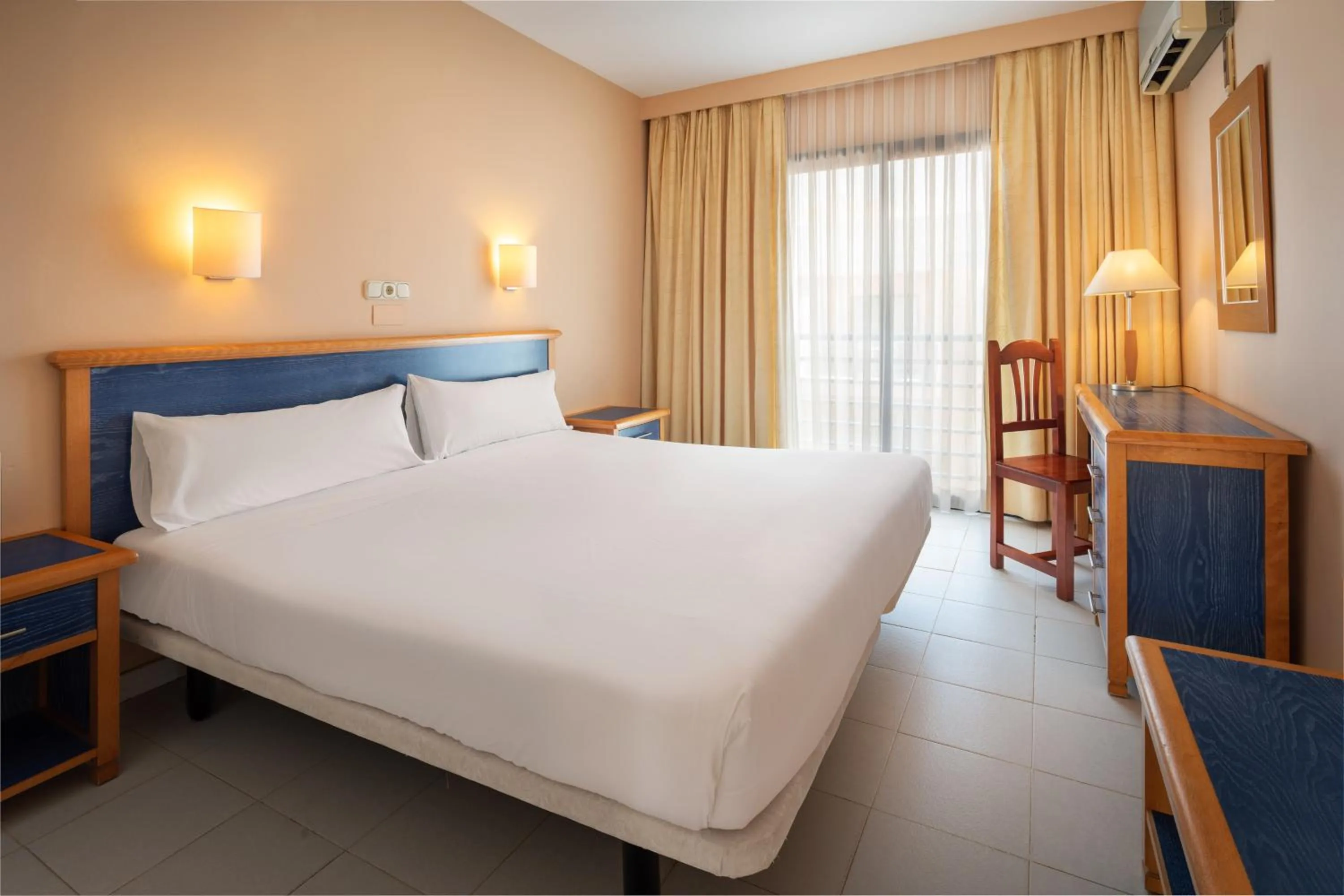 Bed in Sol Sancti Petri Aparthotel