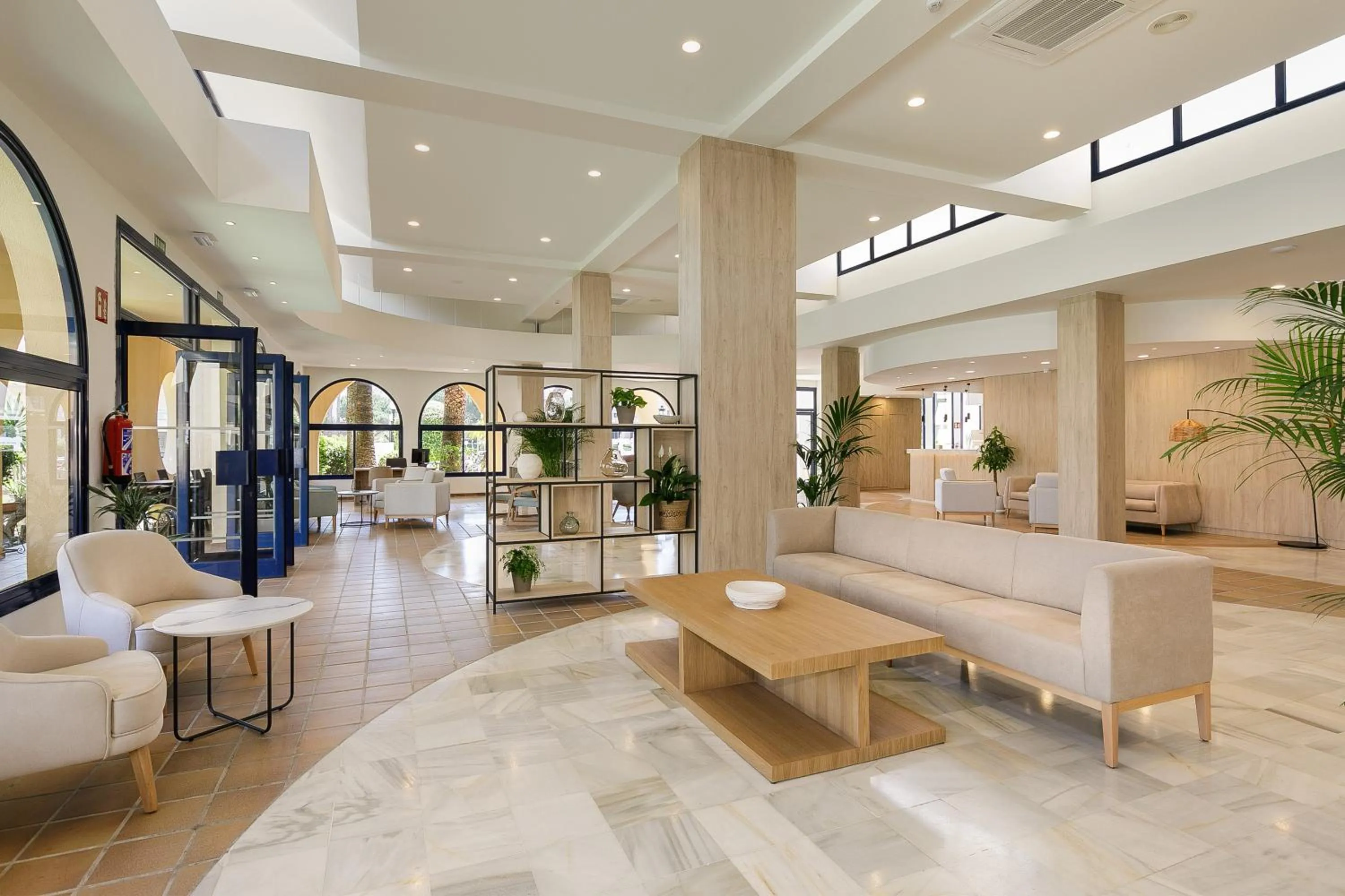 Facade/entrance in Sol Sancti Petri Aparthotel