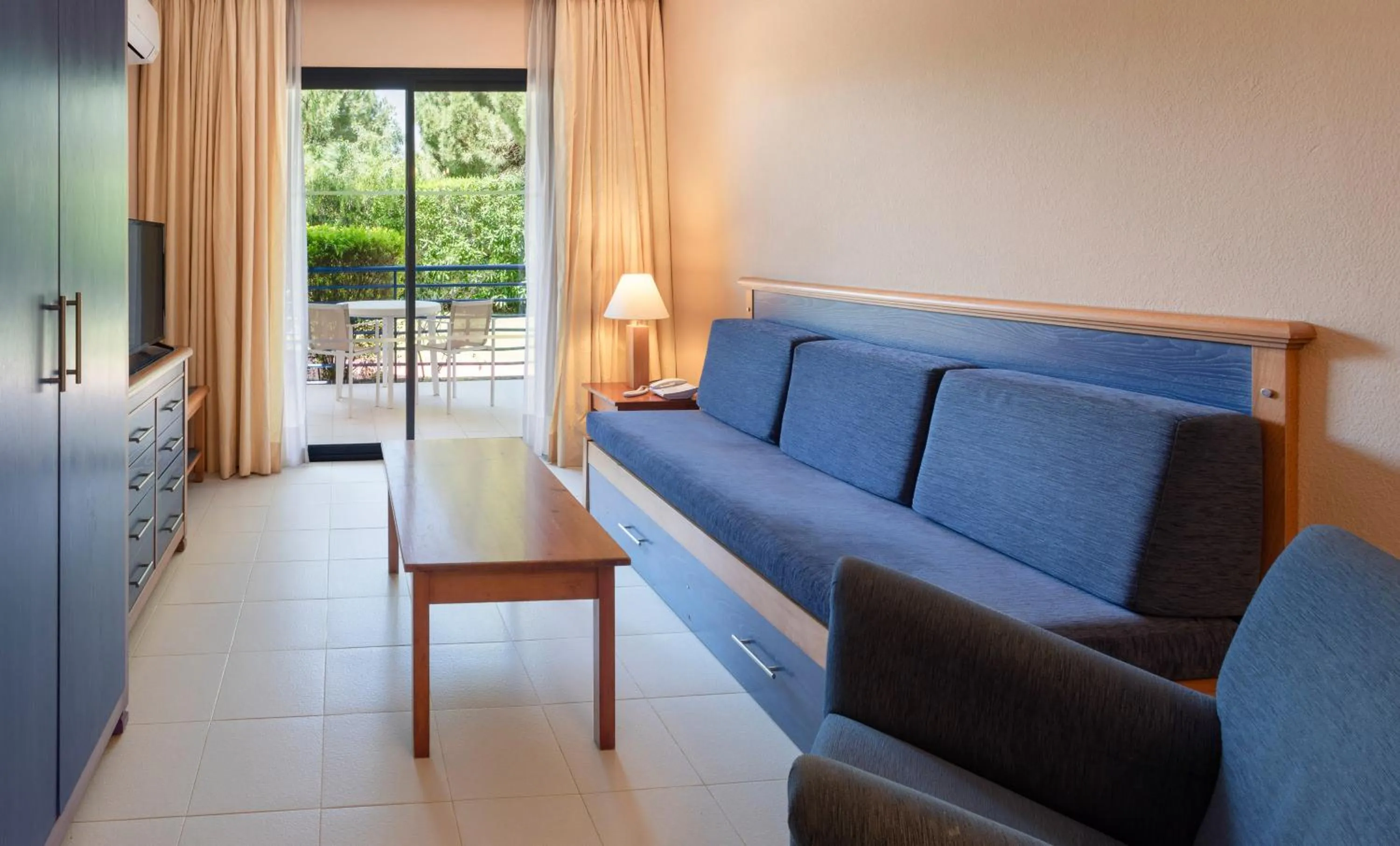 TV and multimedia in Sol Sancti Petri Aparthotel