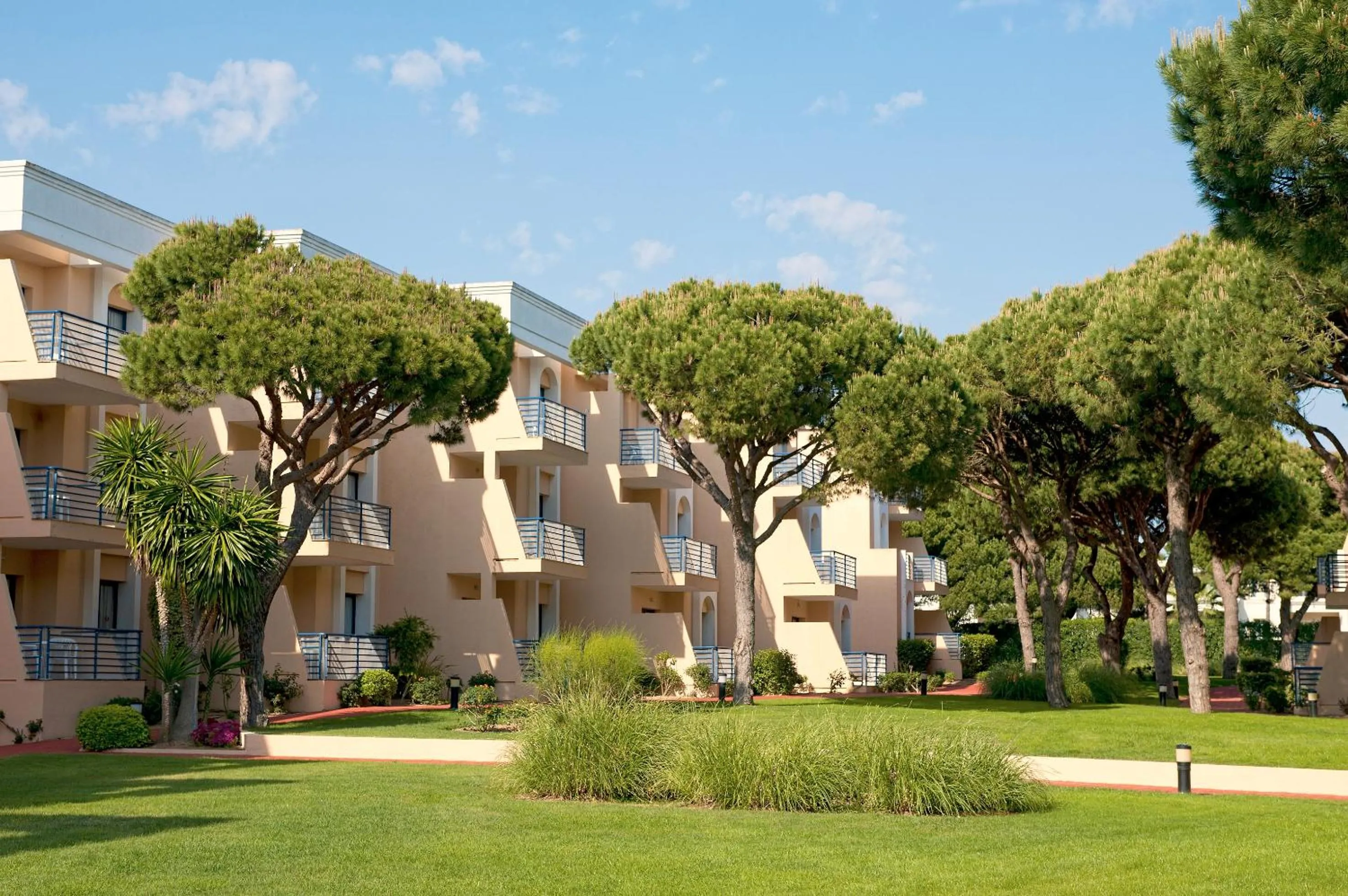 Facade/entrance in Sol Sancti Petri Aparthotel