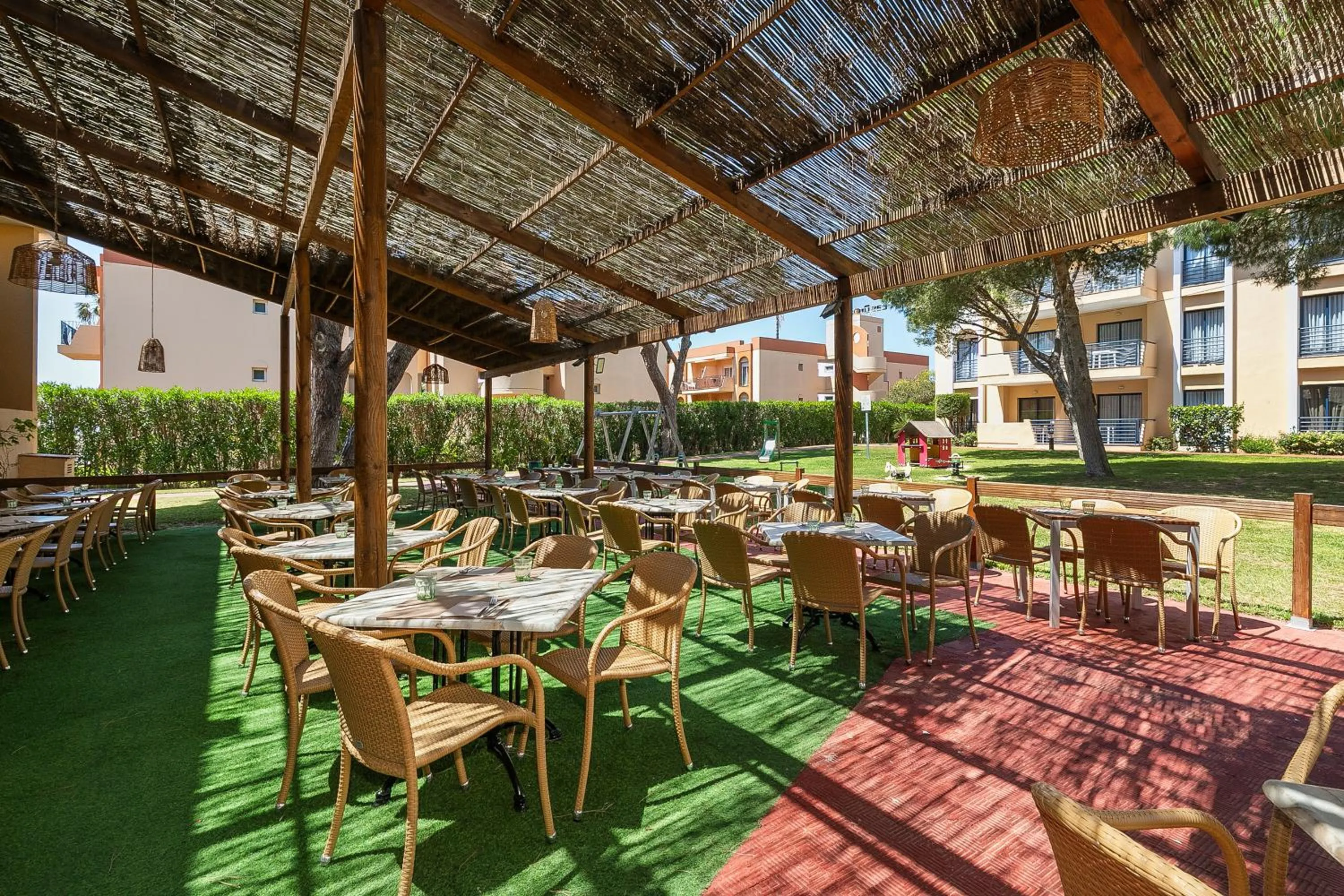 Restaurant/places to eat in Sol Sancti Petri Aparthotel