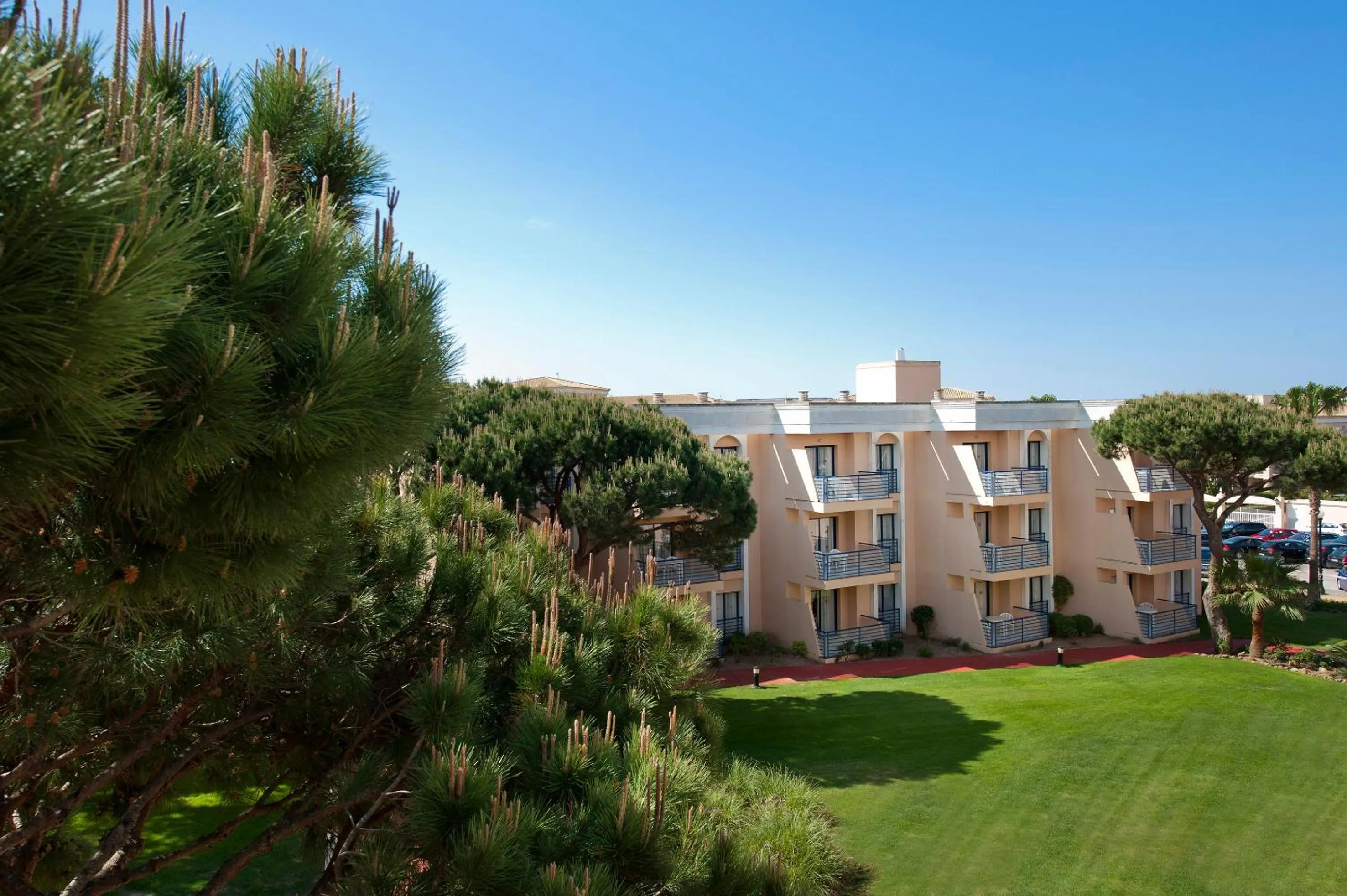 Facade/entrance in Sol Sancti Petri Aparthotel