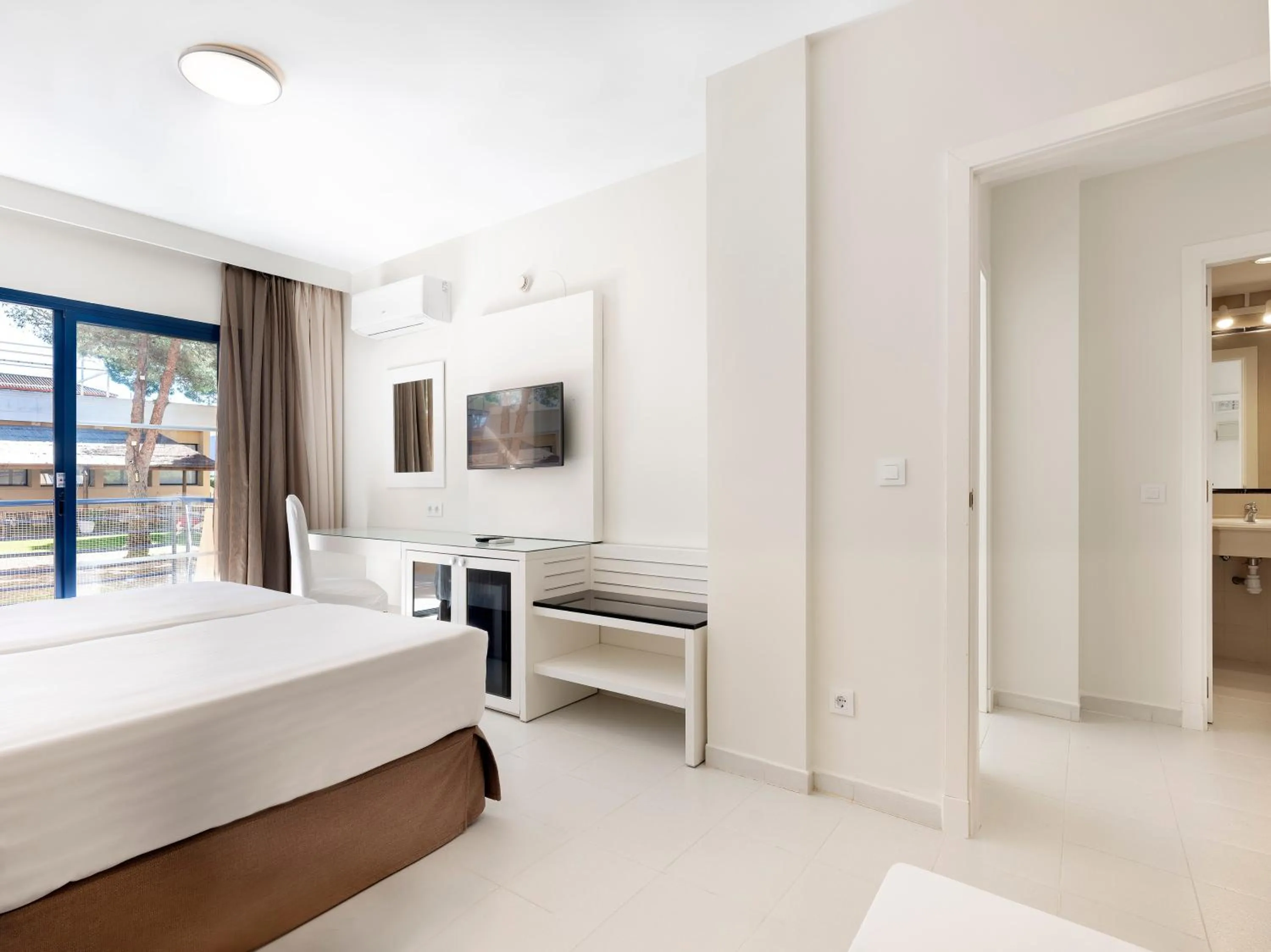 Bedroom, Bed in Sol Sancti Petri Aparthotel