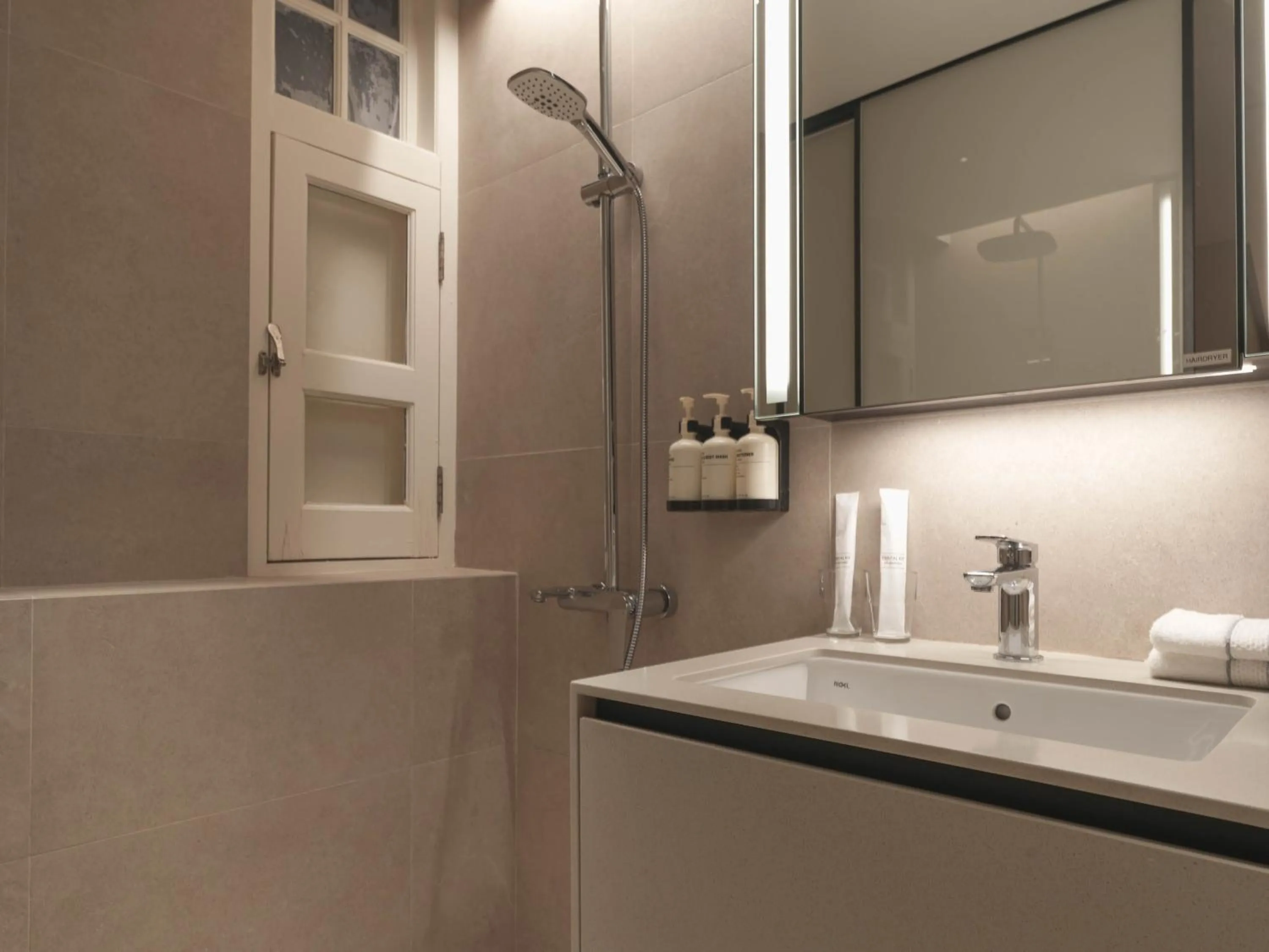 Shower in Hotel 1900 Chinatown