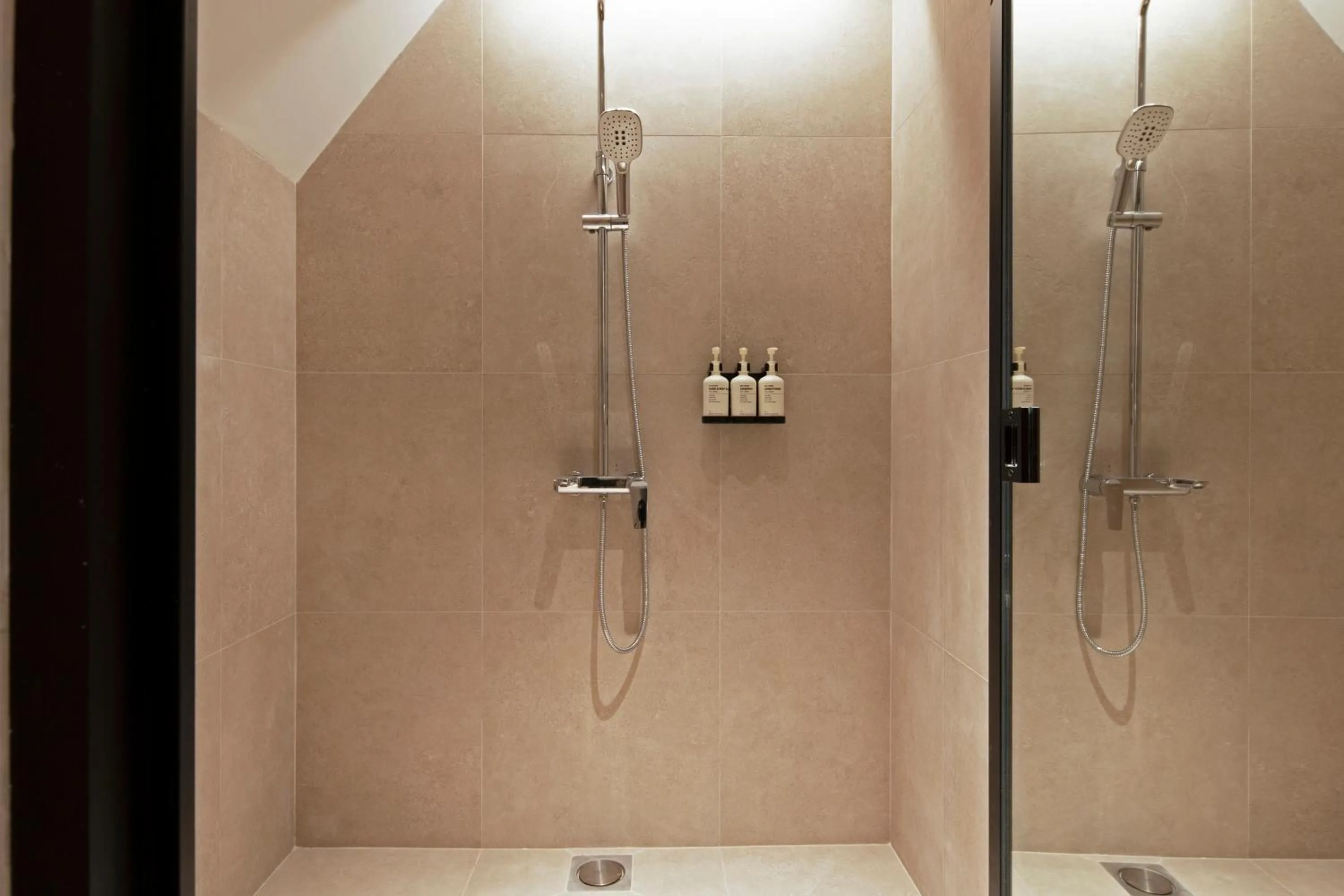 Shower in Hotel 1900 Chinatown