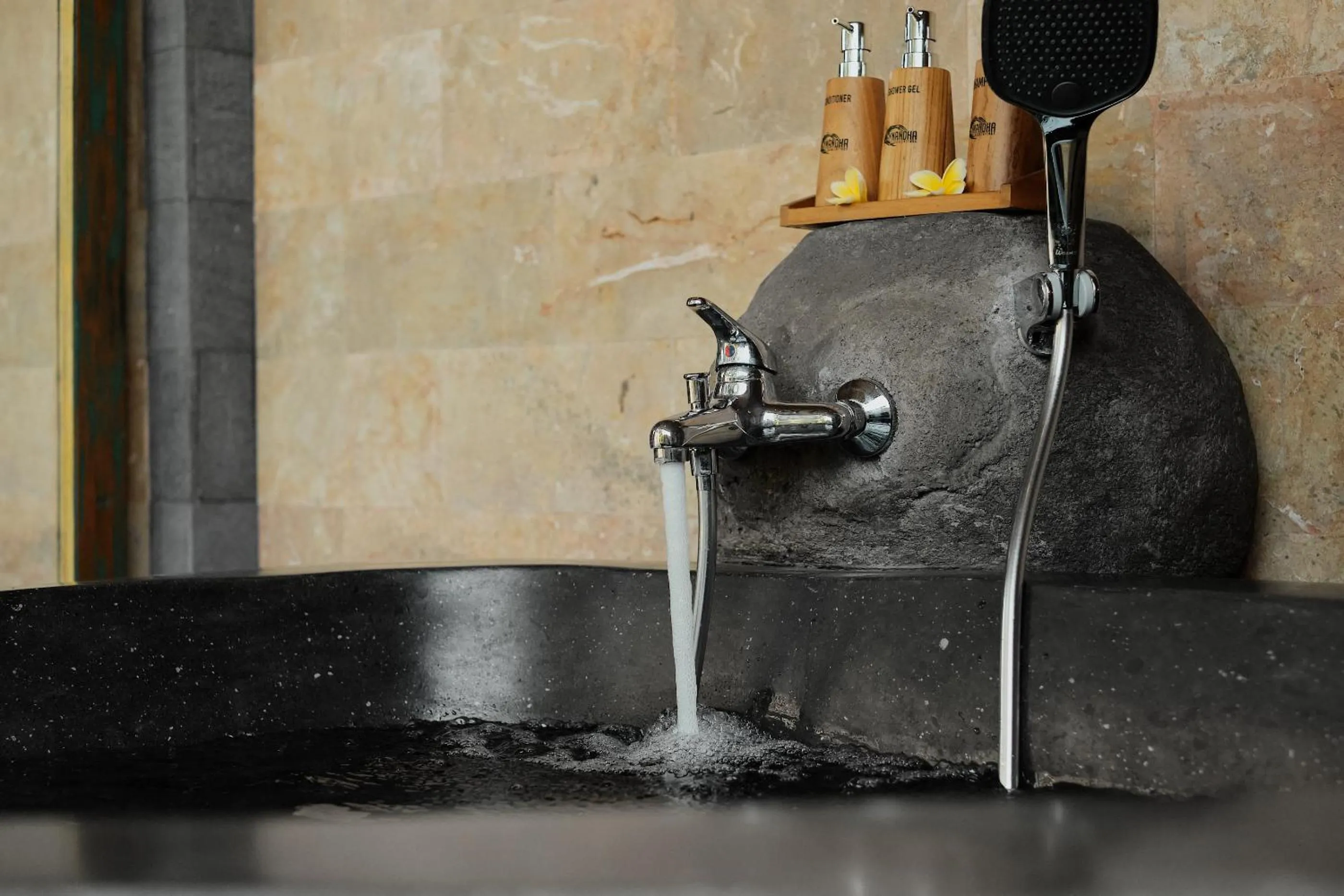 Bath in Gynandha Ubud Cottage