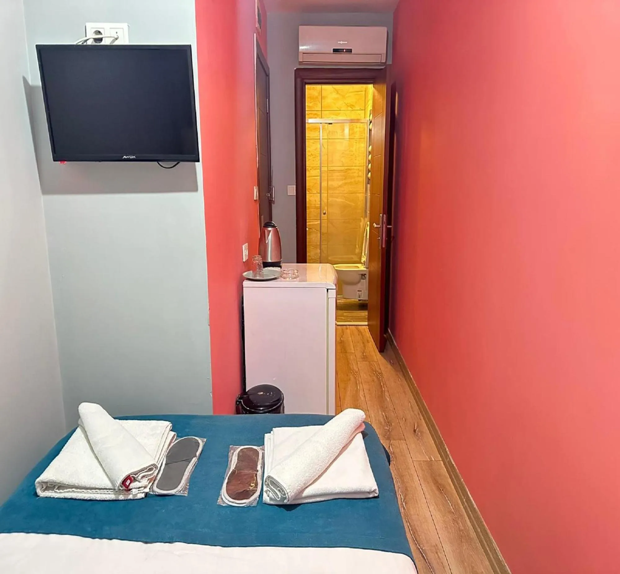 Photo of the whole room, Bed in Taksim Soushian Hotel