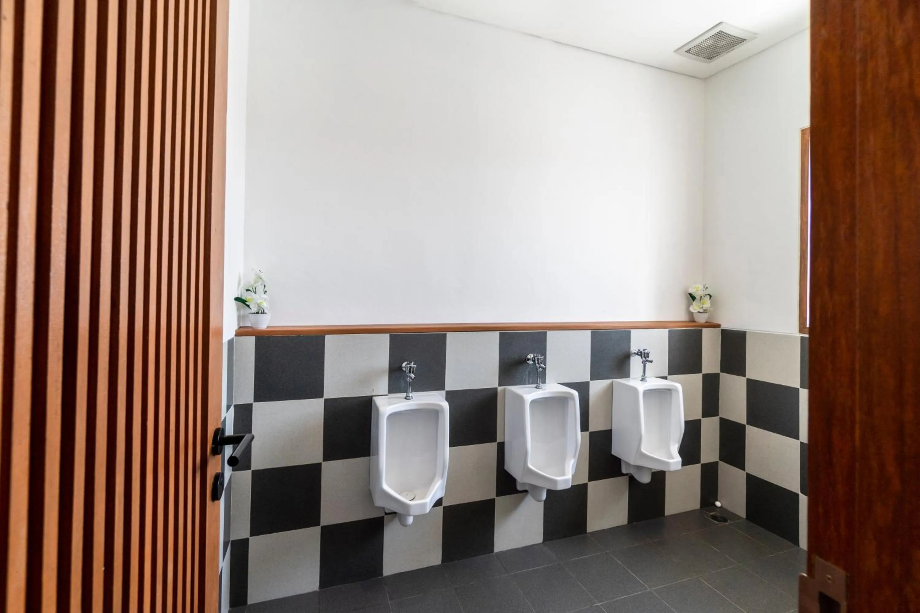 Toilet in Roomates Hostel Canggu by Ini Vie Hospitality