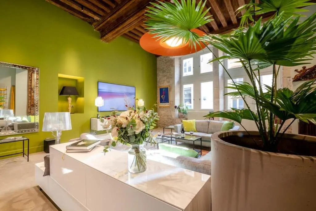 TV and multimedia in Côté Paradis - Appartements de Charme au centre-ville de Beaune