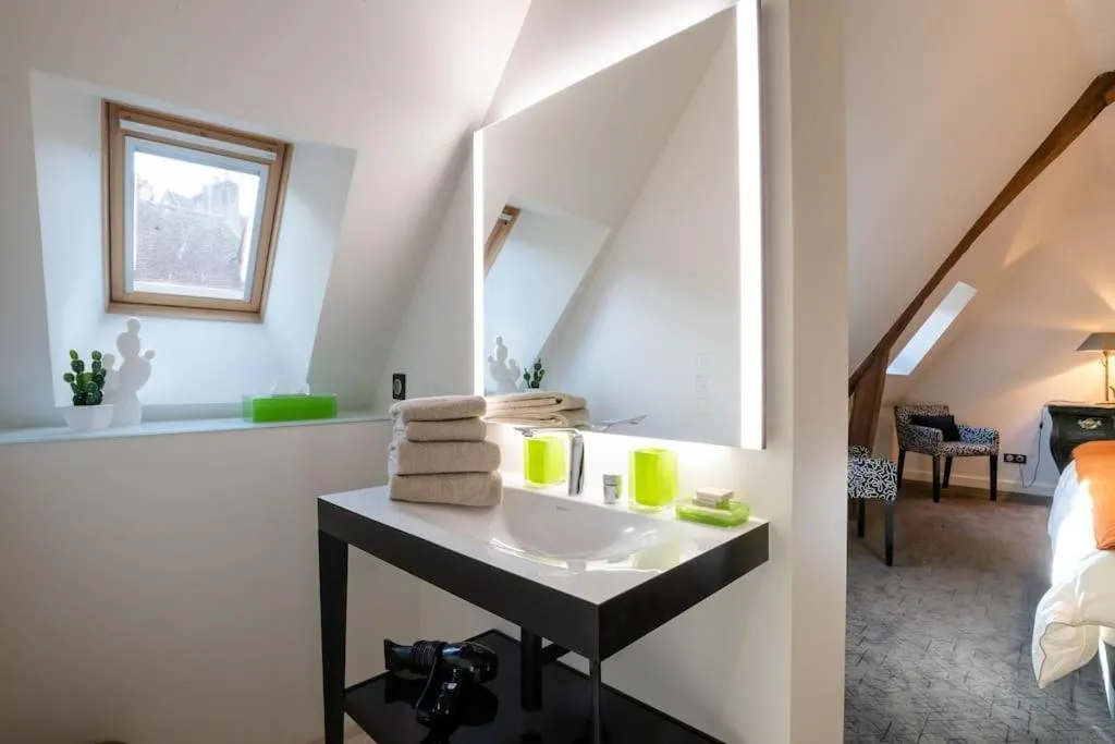 Bathroom, Bed in Côté Paradis - Appartements de Charme au centre-ville de Beaune