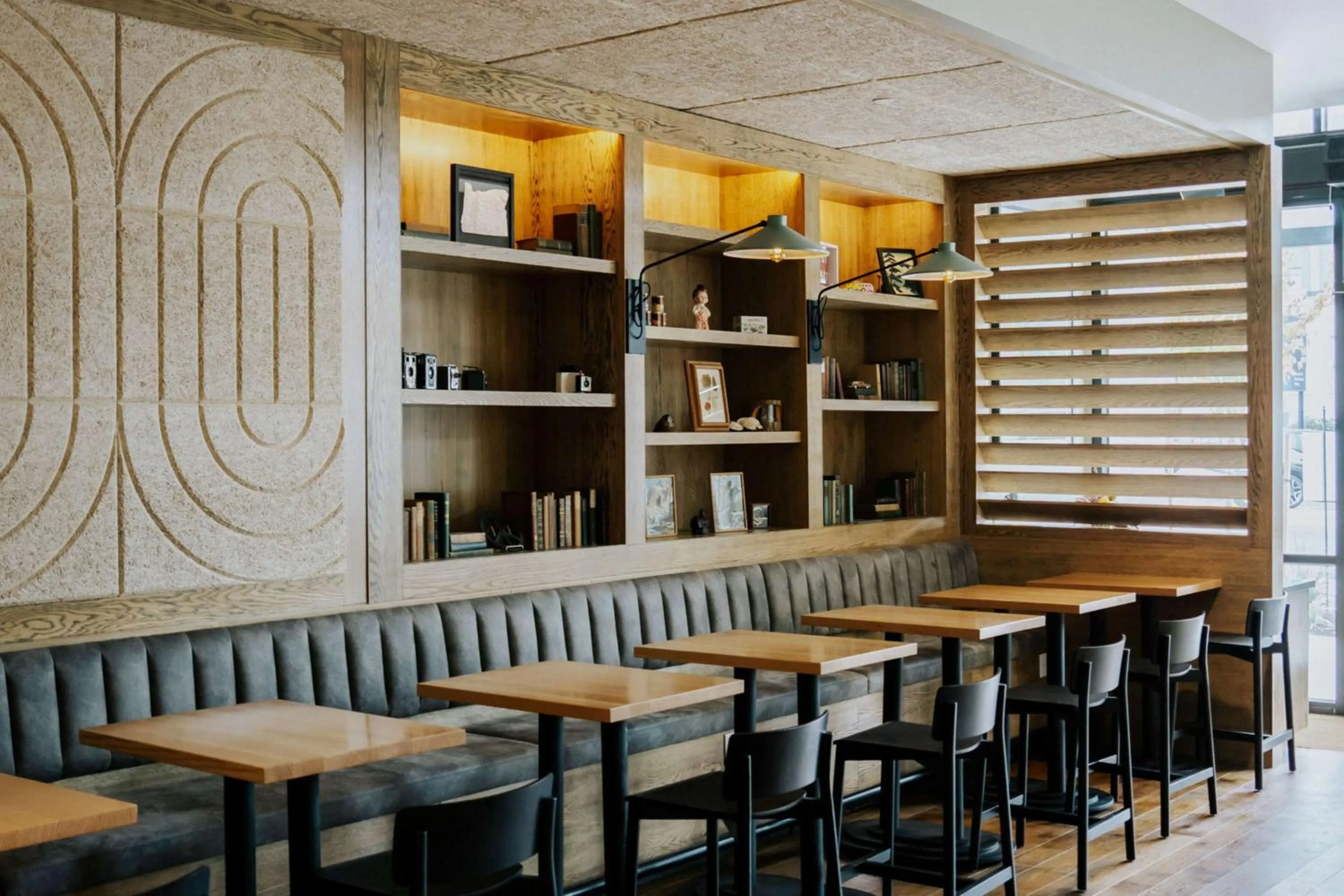 Restaurant/places to eat in Holman Riverfront Park Hotel Salem, Tapestry By Hilton