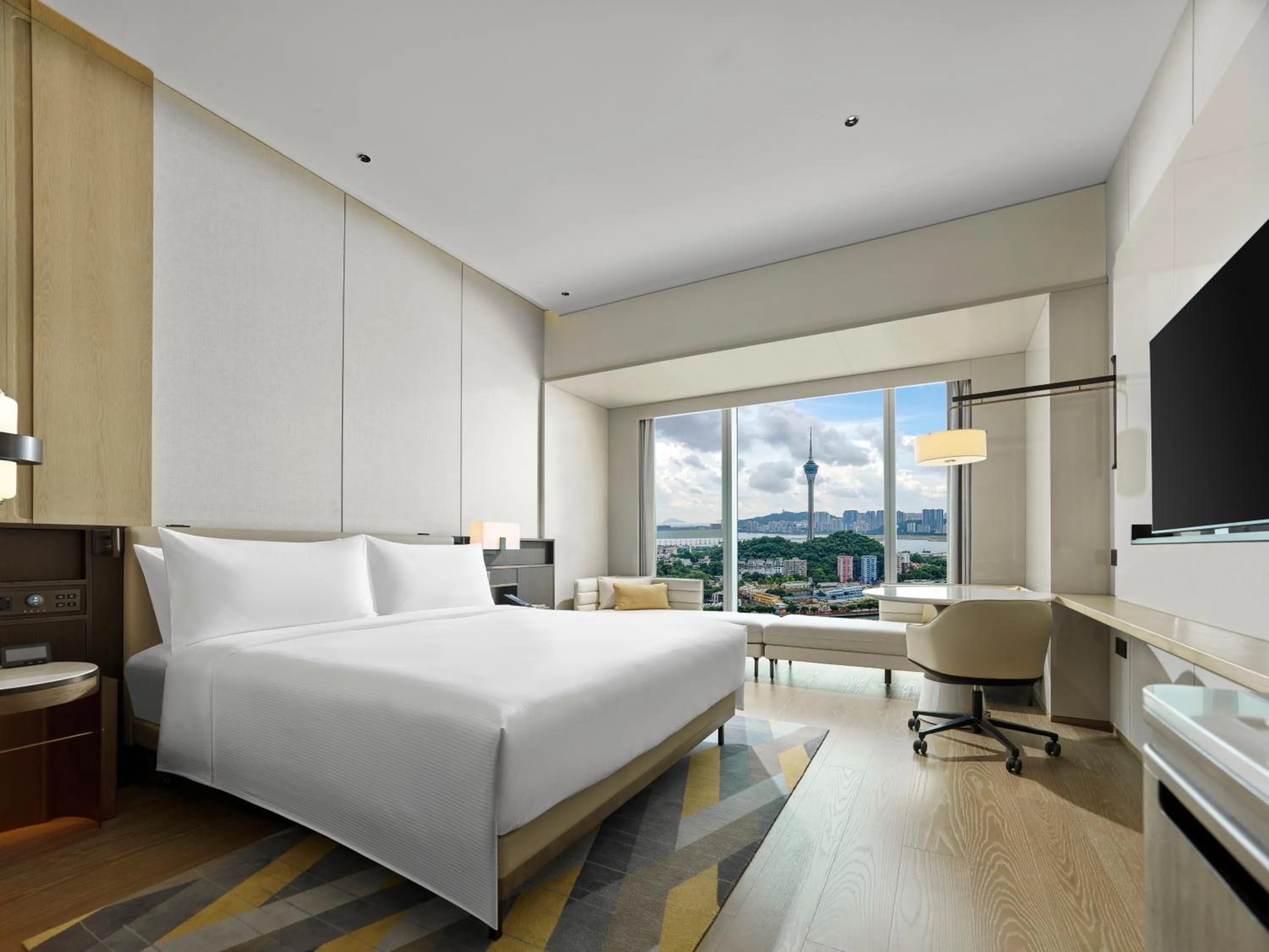 Photo of the whole room, Bed in Hilton Zhuhai