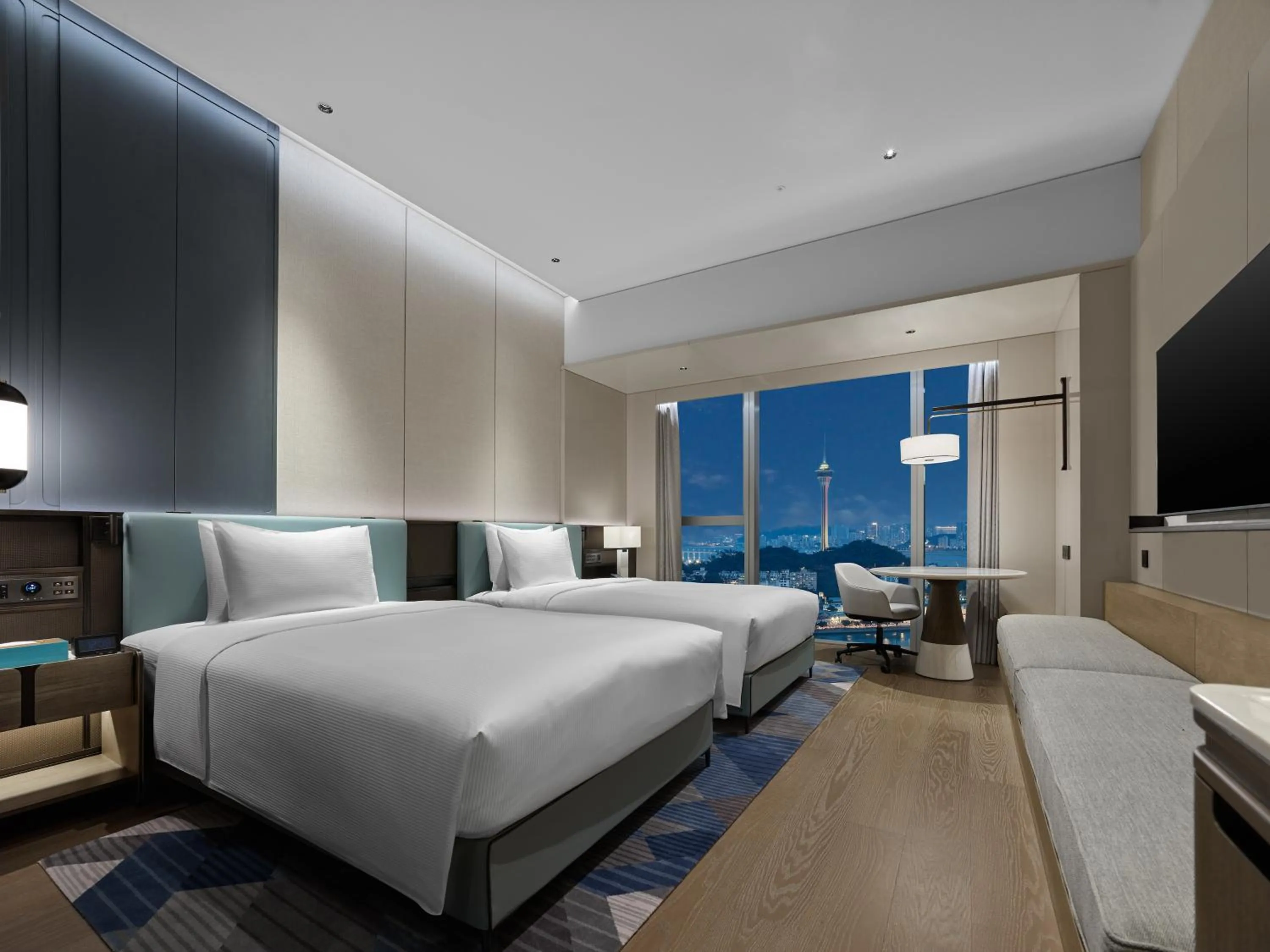Photo of the whole room, Bed in Hilton Zhuhai