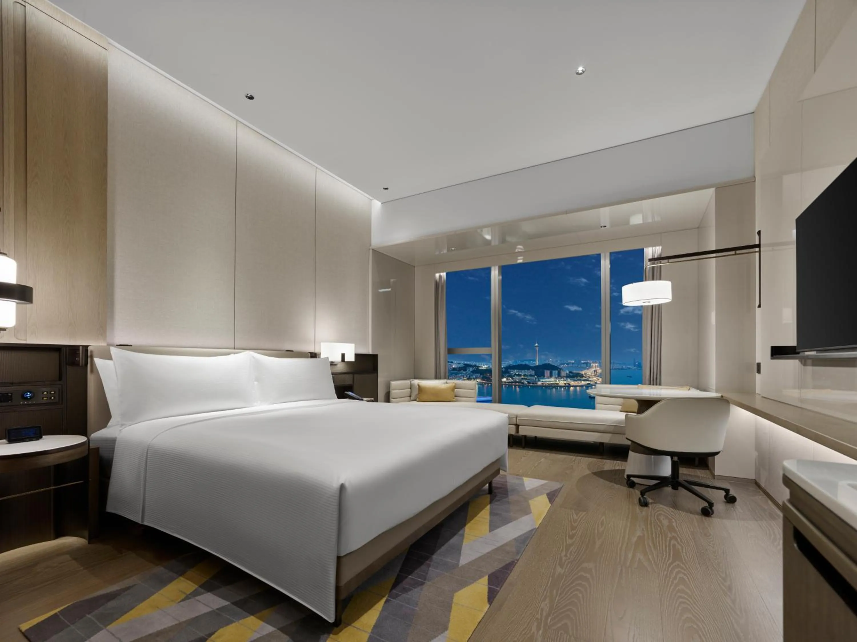 Photo of the whole room, Bed in Hilton Zhuhai