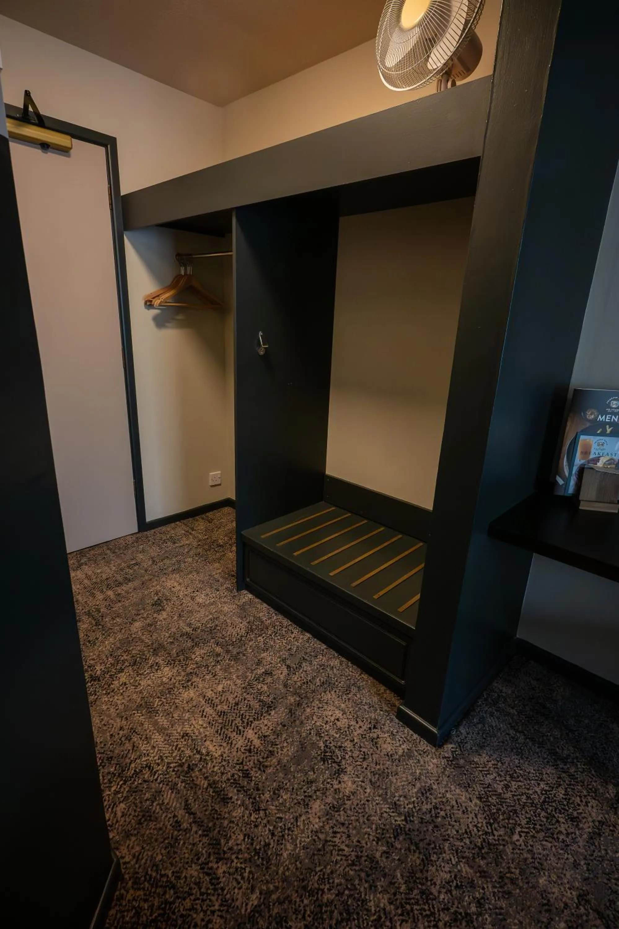 wardrobe in Cat & Lion Country Pub and Hotel