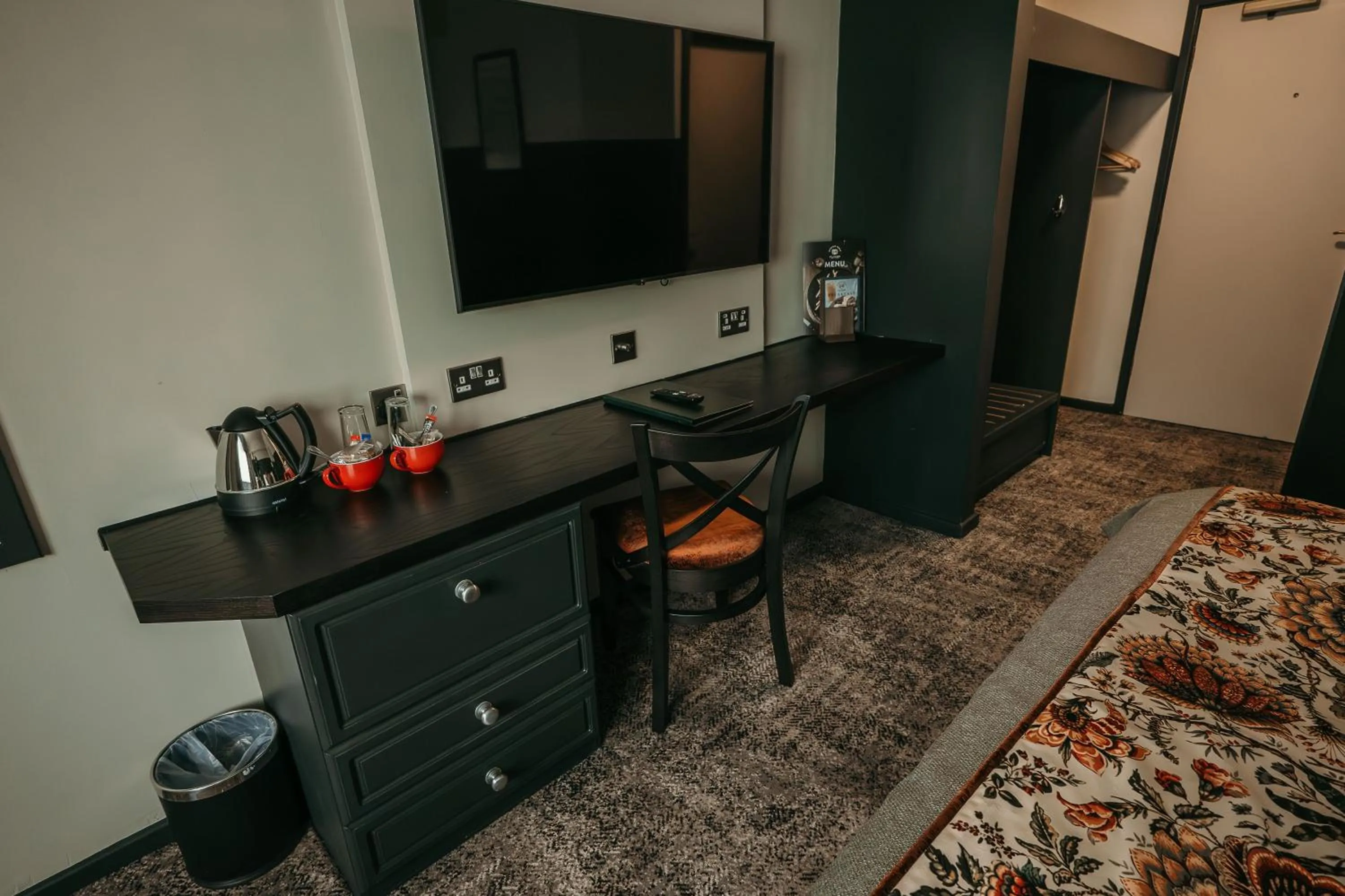 TV and multimedia in Cat & Lion Country Pub and Hotel