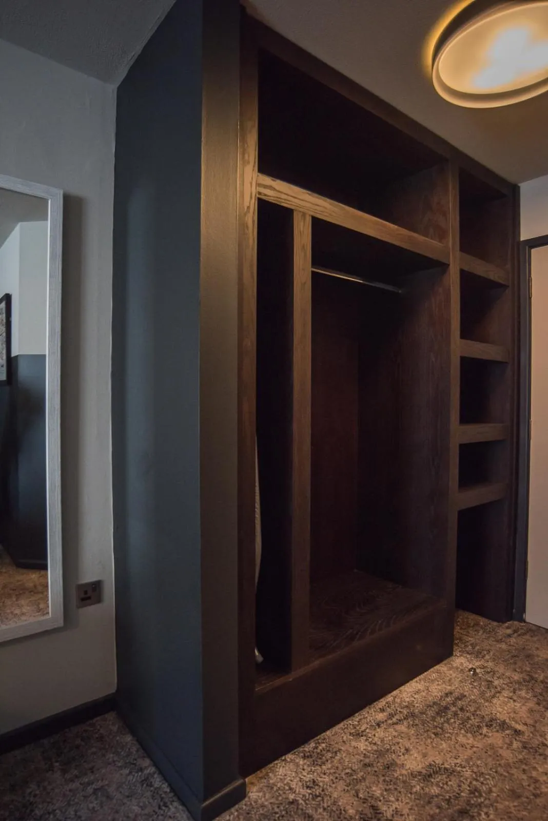 wardrobe in Cat & Lion Country Pub and Hotel