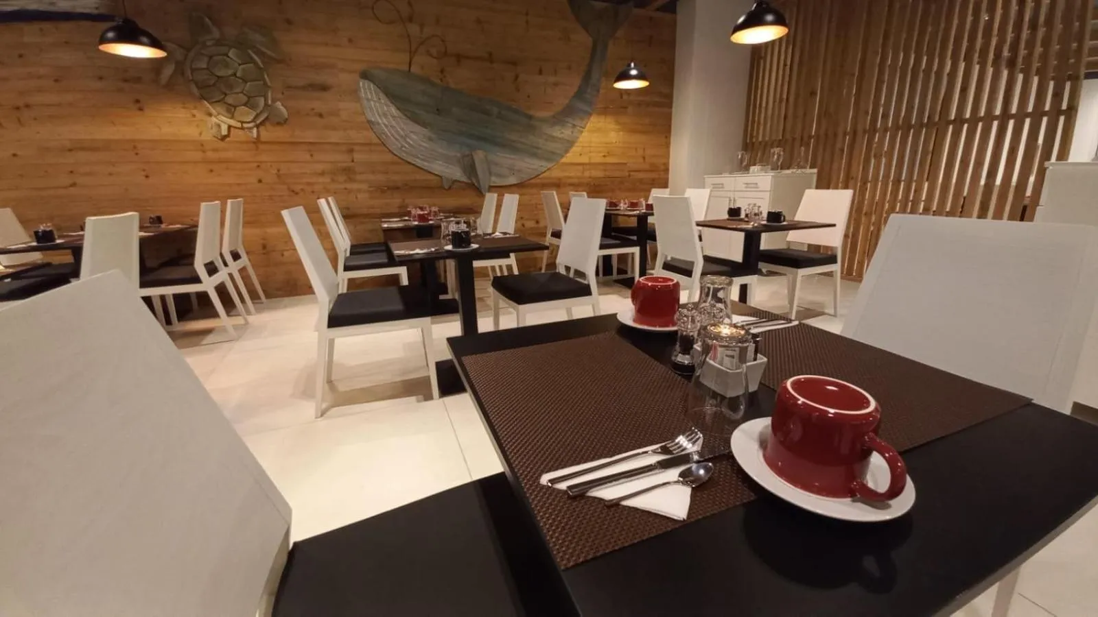 Restaurant/places to eat in Oasis White Hotel