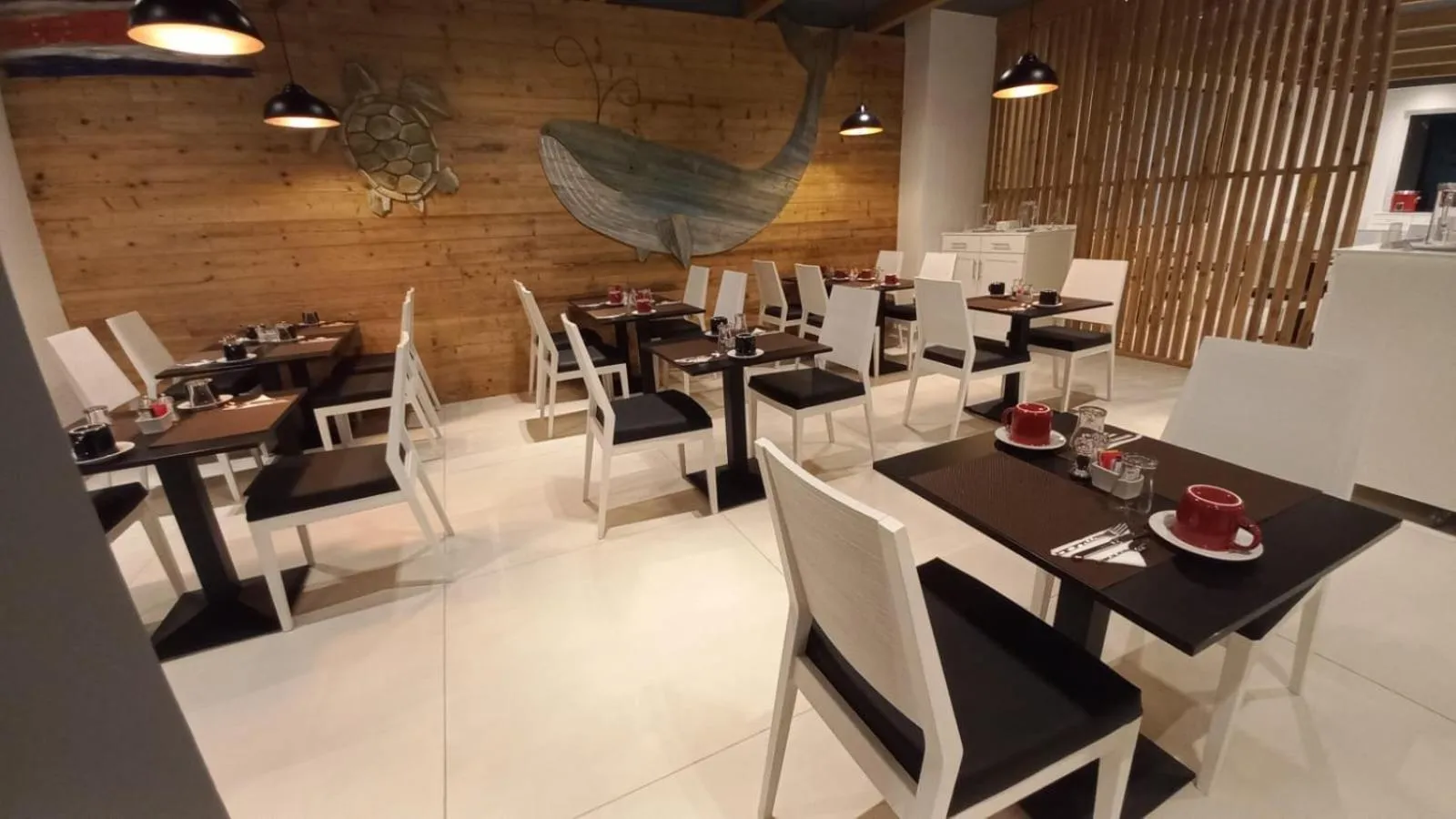 Restaurant/places to eat in Oasis White Hotel