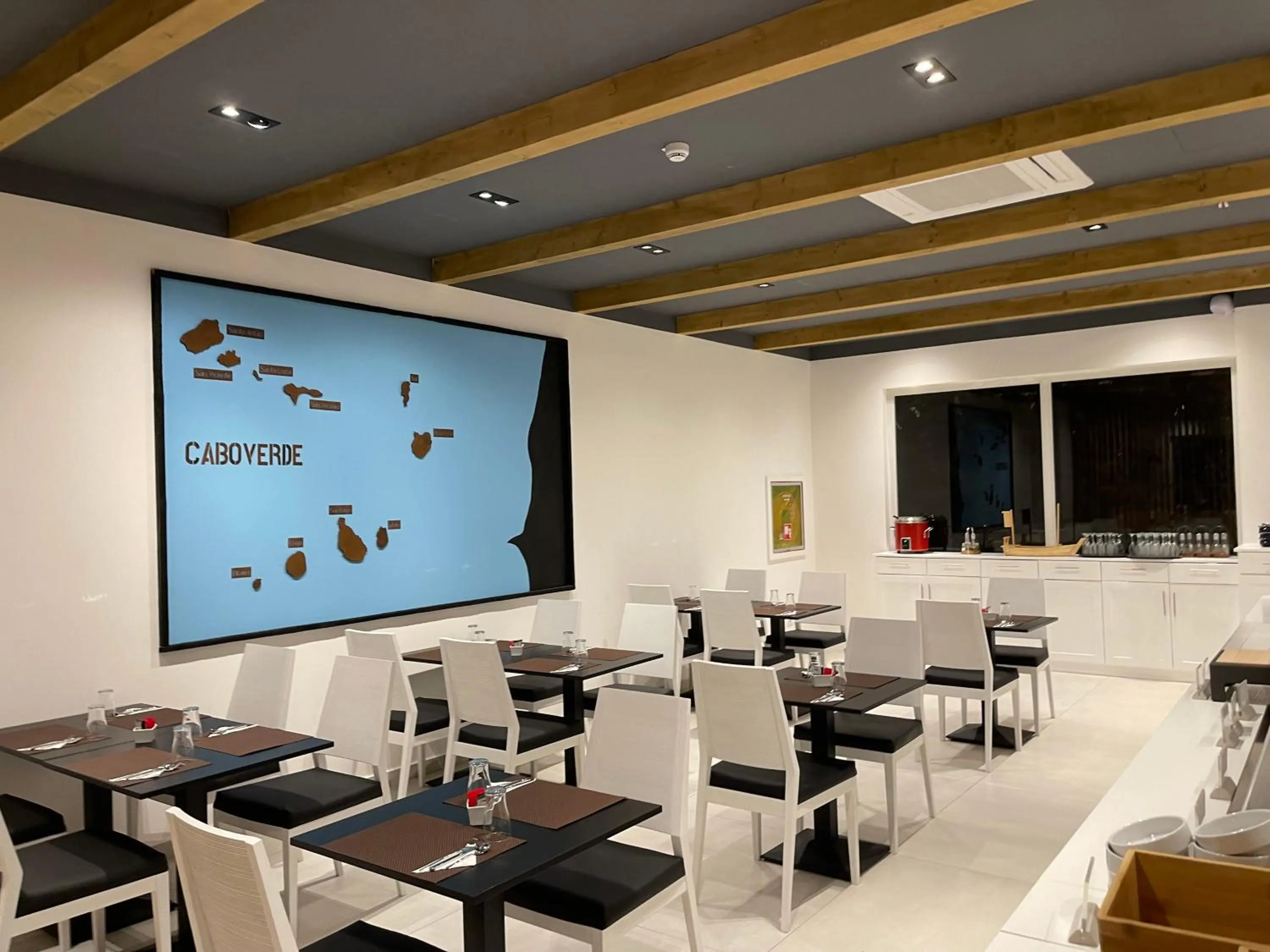 Restaurant/places to eat in Oasis White Hotel