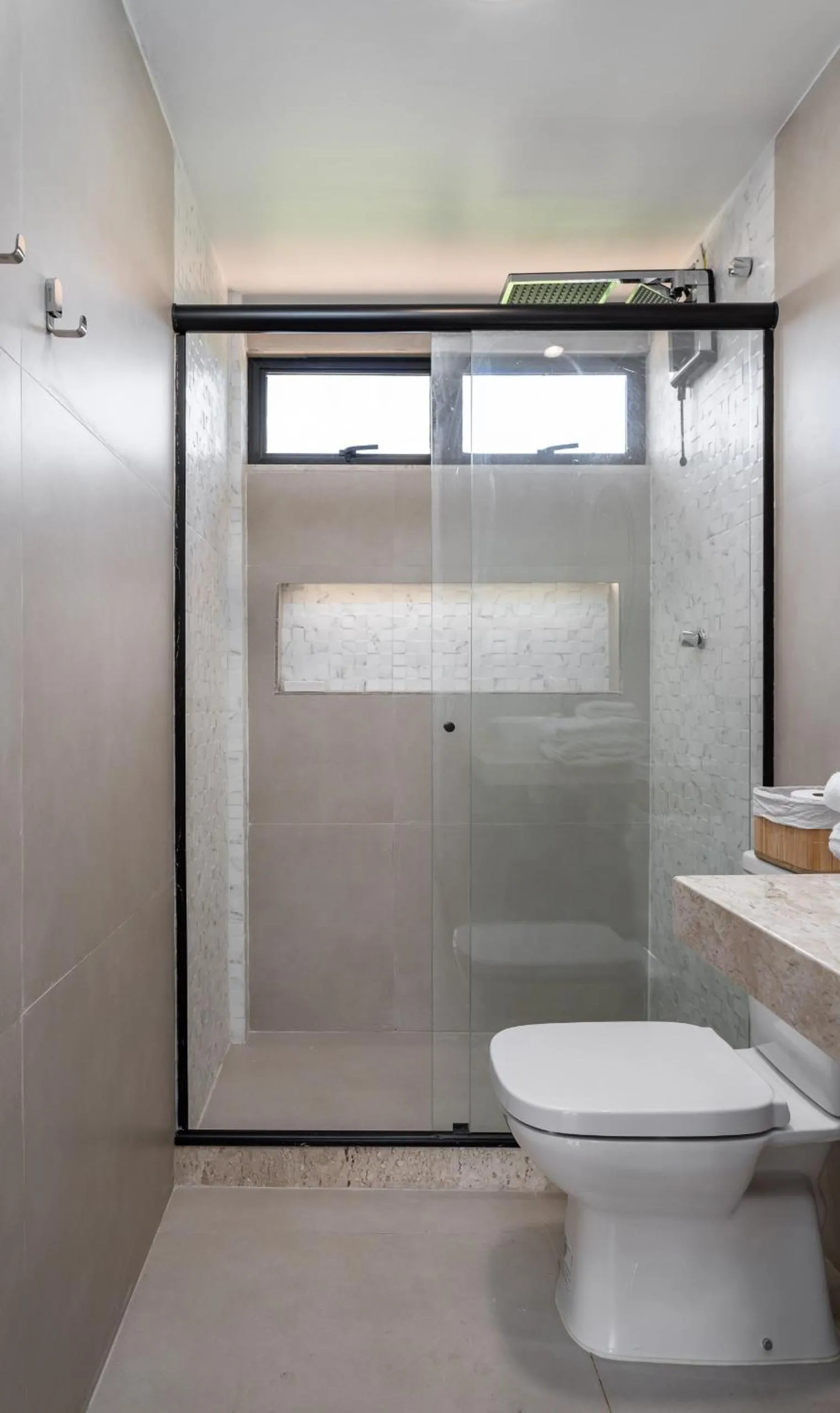 Bathroom in 2 km da Praia da Alvorada, próximo ao Barra Shopping - AM203