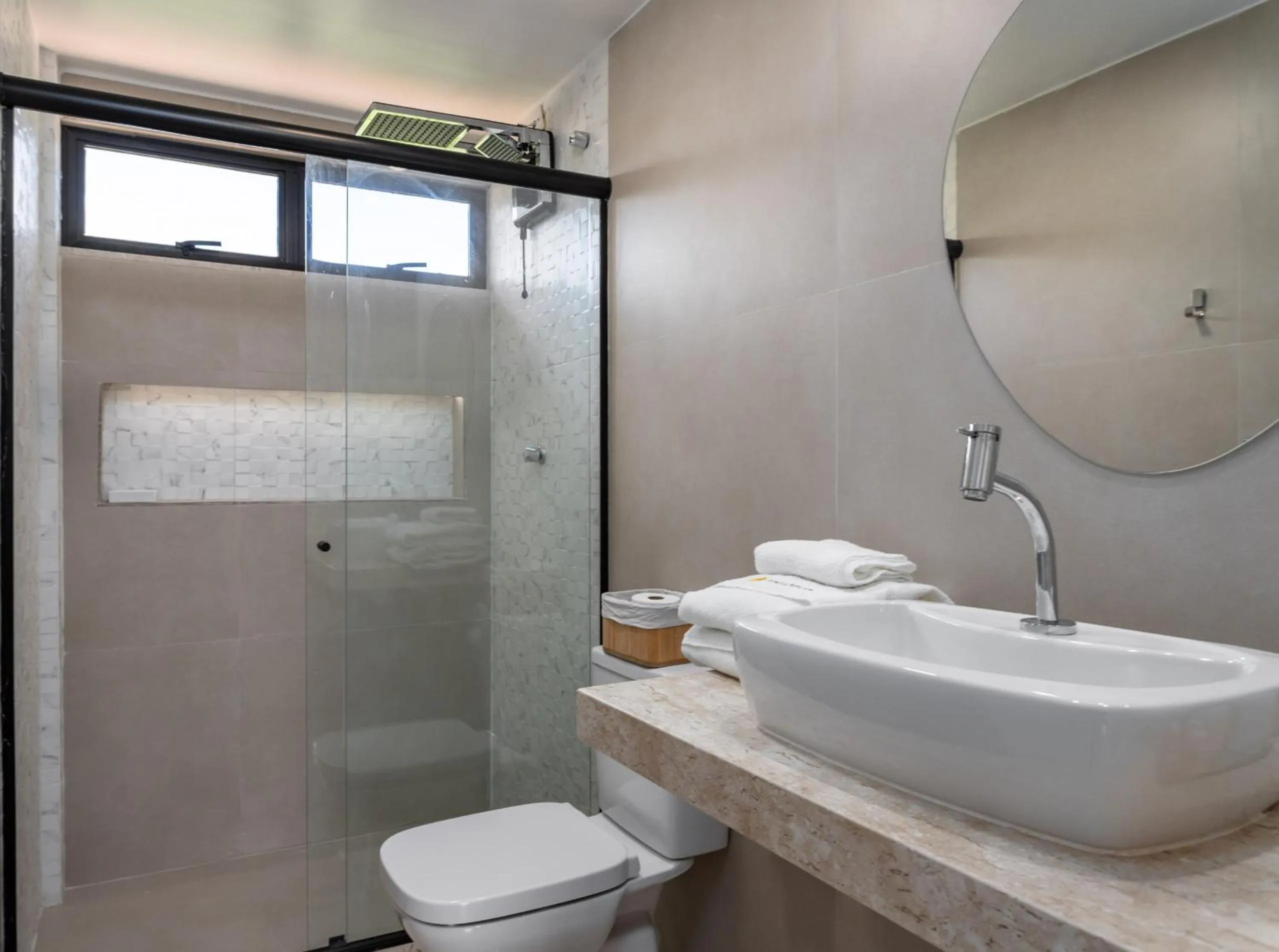 Bathroom in 2 km da Praia da Alvorada, próximo ao Barra Shopping - AM203