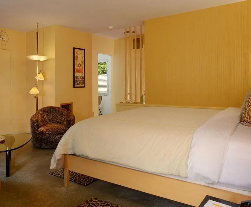 Seating area, Bed in Orbit In - 21 and Over