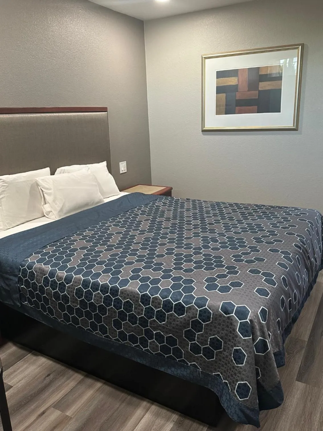 Bed in ROYAL MOTEL TRACY