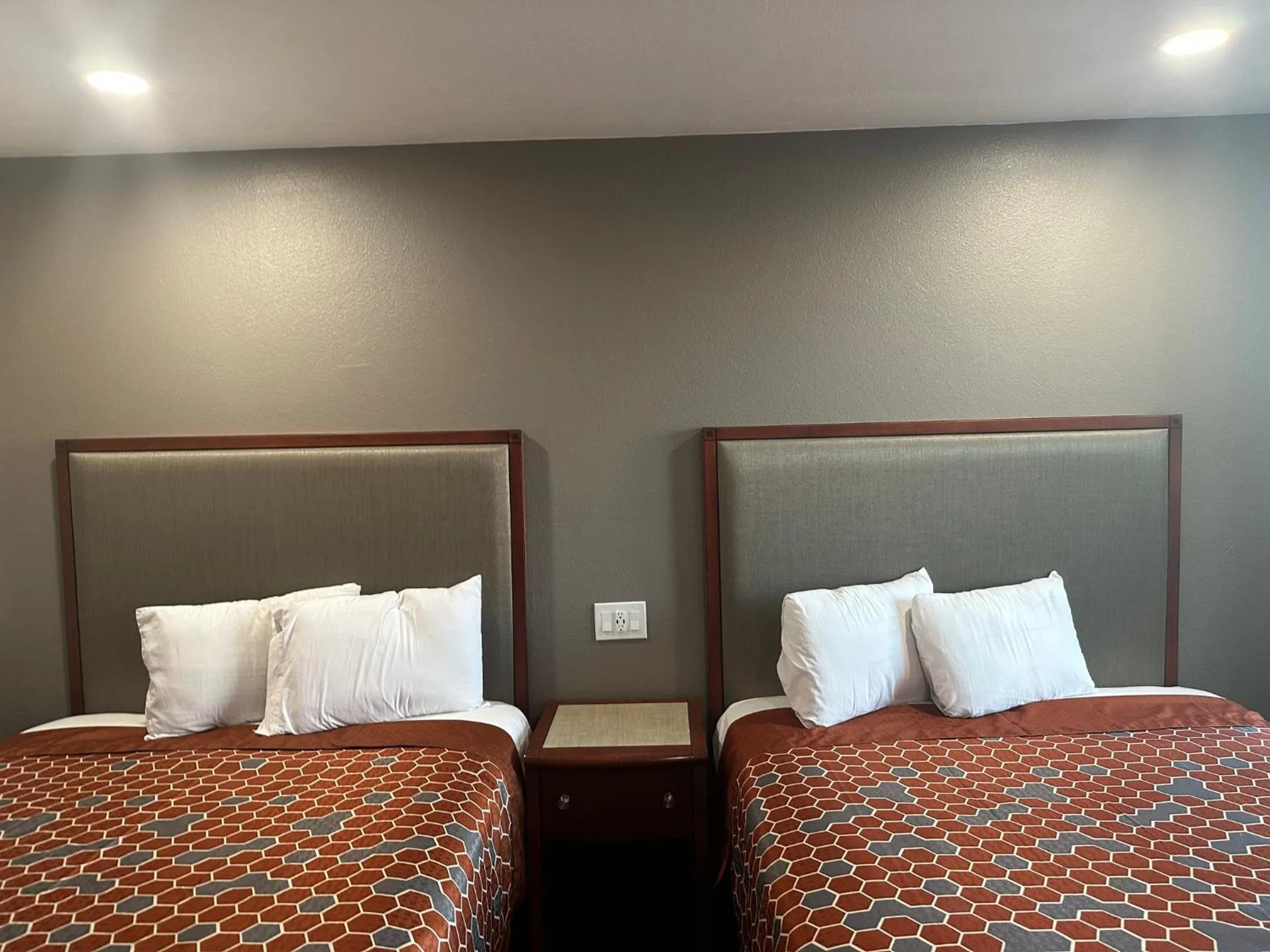 Bed in ROYAL MOTEL TRACY