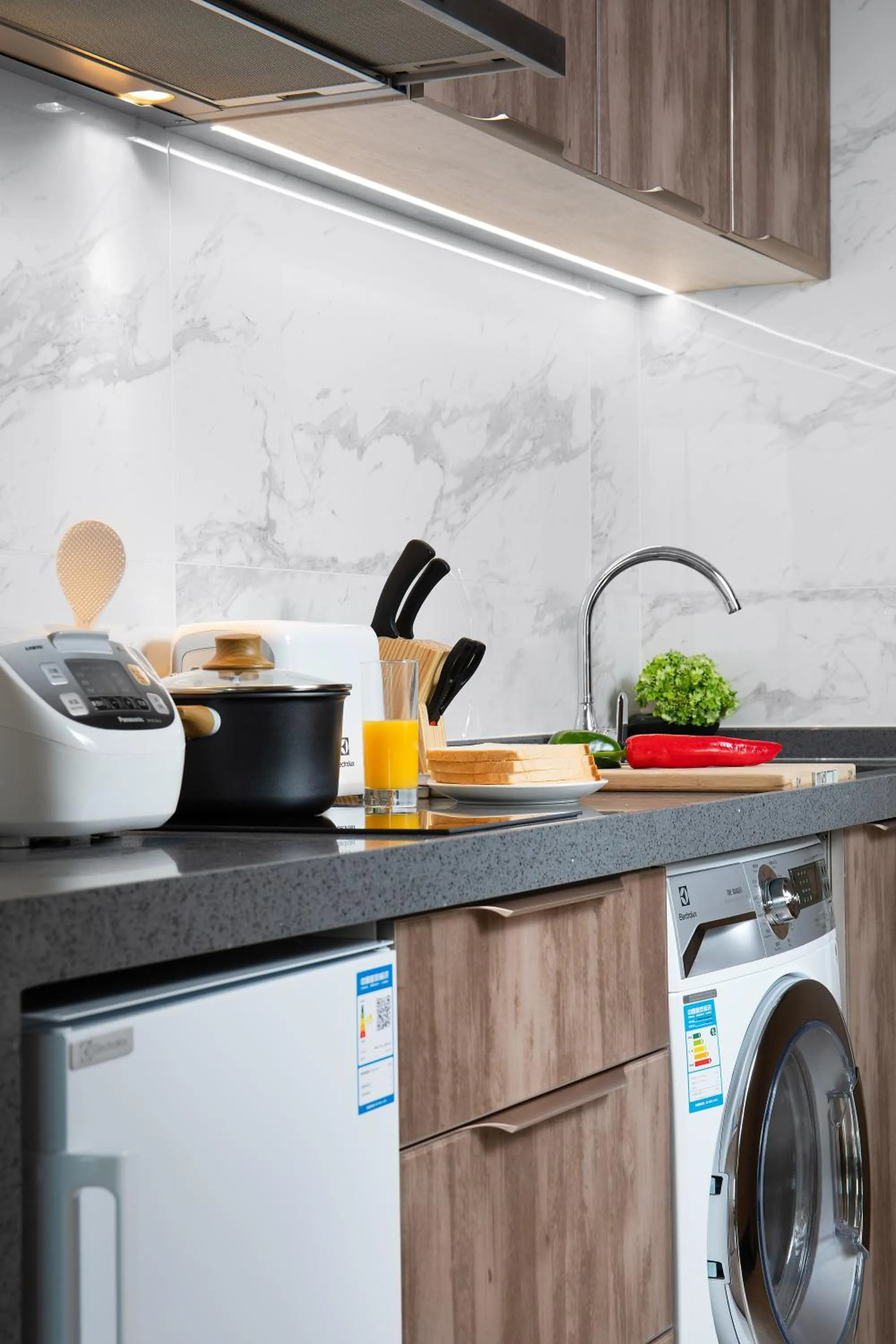 Kitchen or kitchenette in Hampton By Hilton Shenzhen Futian Mangrove Park Apartments