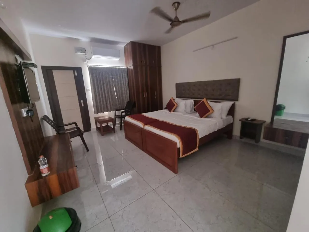 Photo of the whole room, Bed in PPH Living KVR Residency