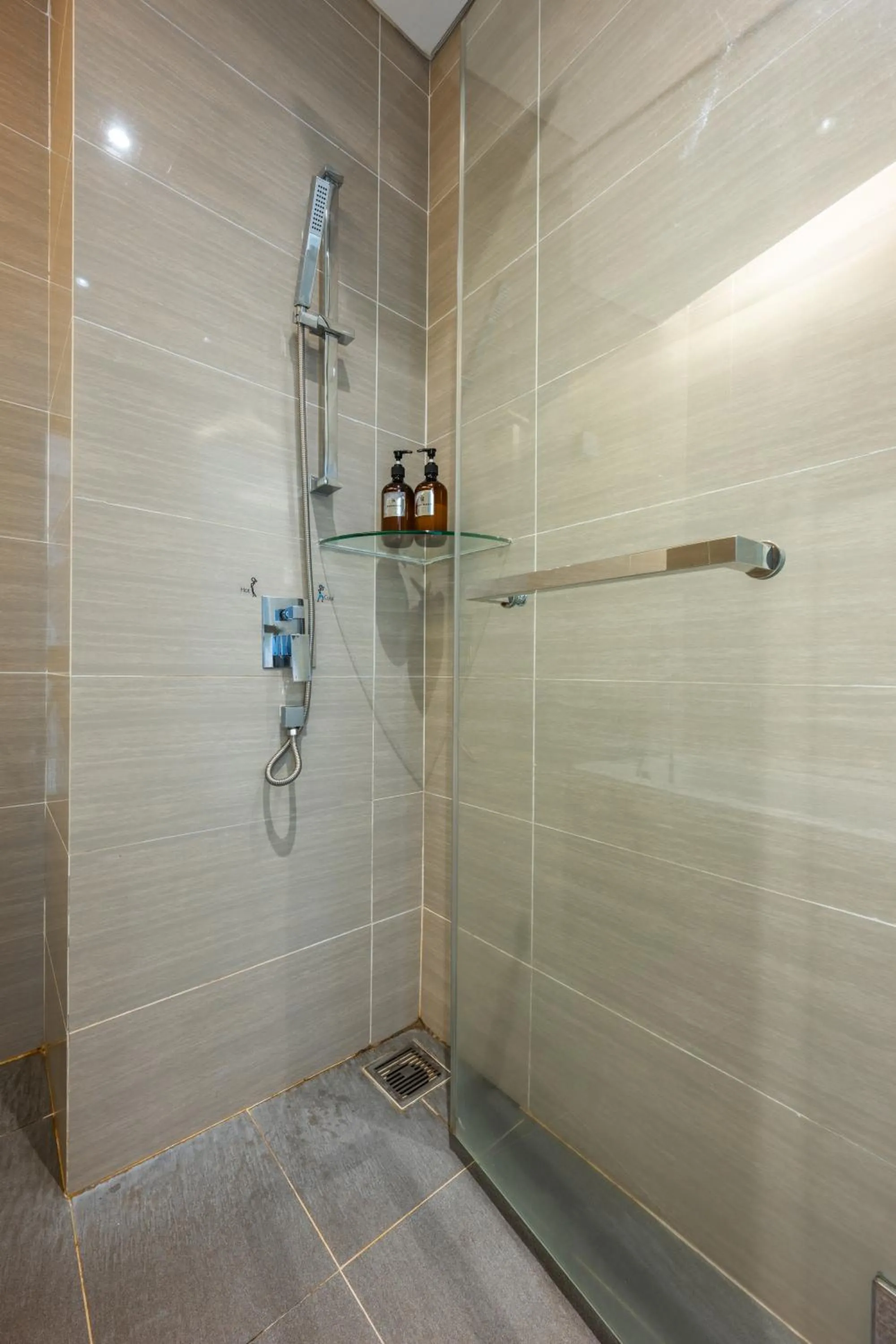 Shower in Greystone 99 Suites
