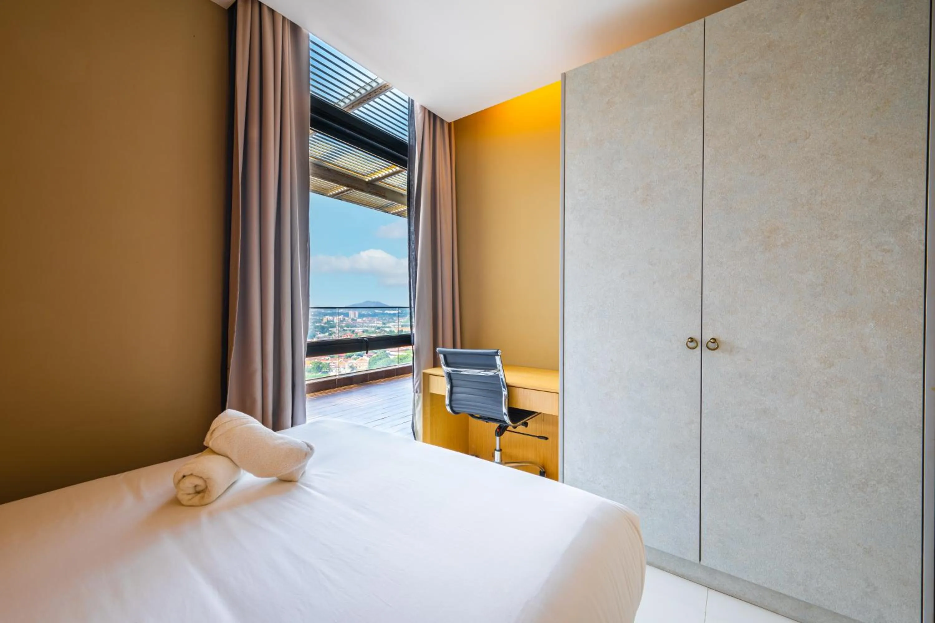 towels, Bed in Greystone 99 Suites