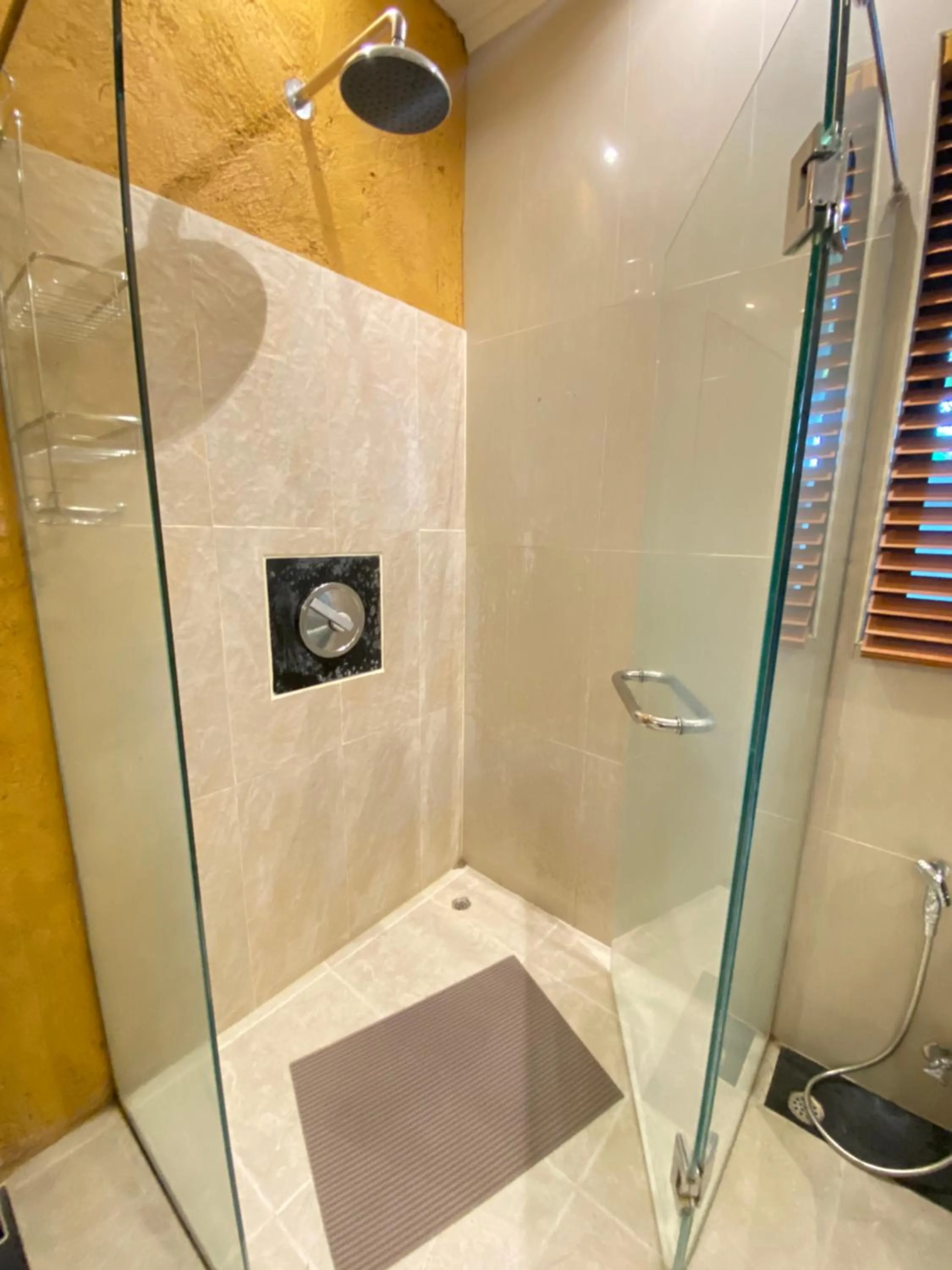 Shower in Sunny1 villa Pattaya