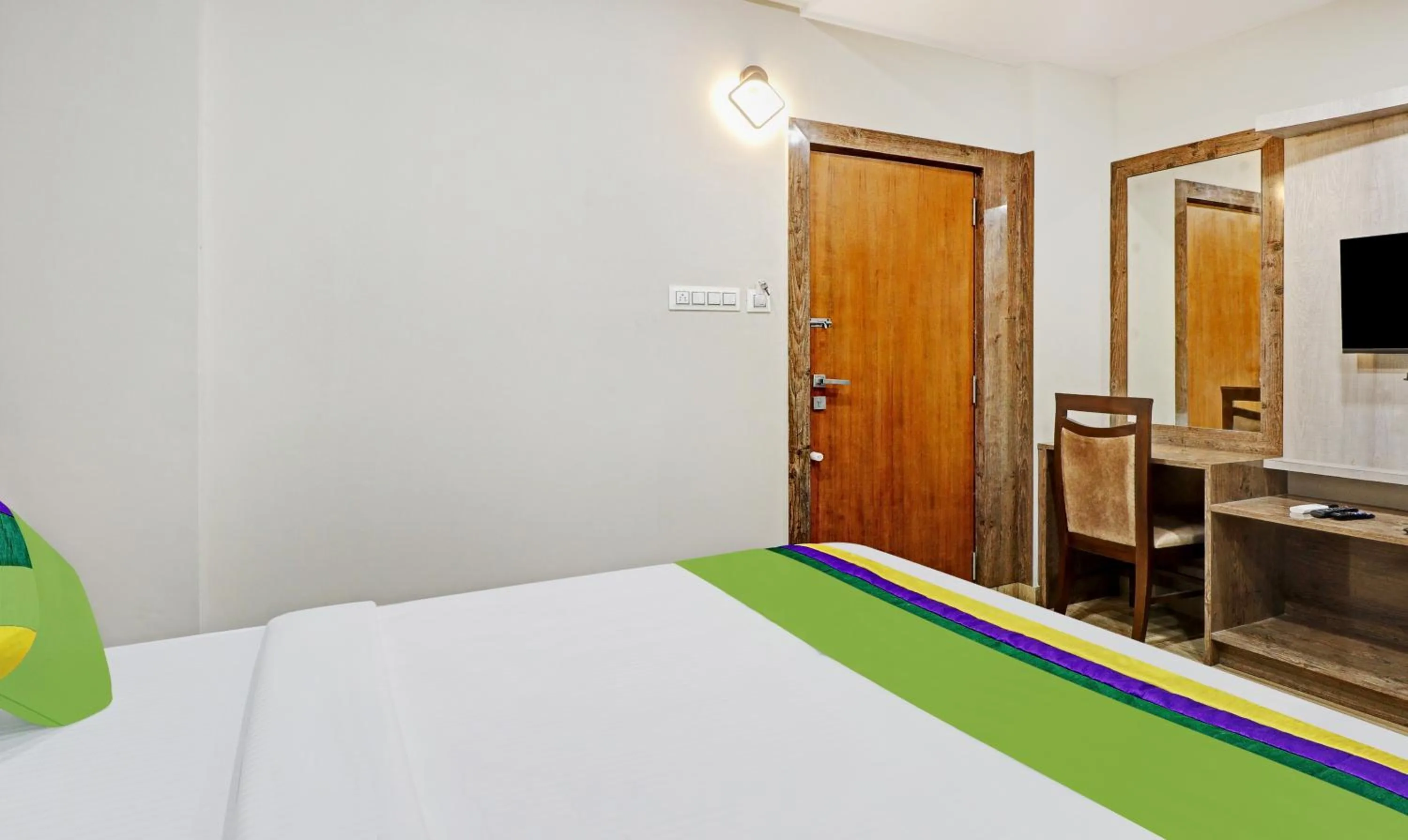 Photo of the whole room, Bed in Treebo Zion