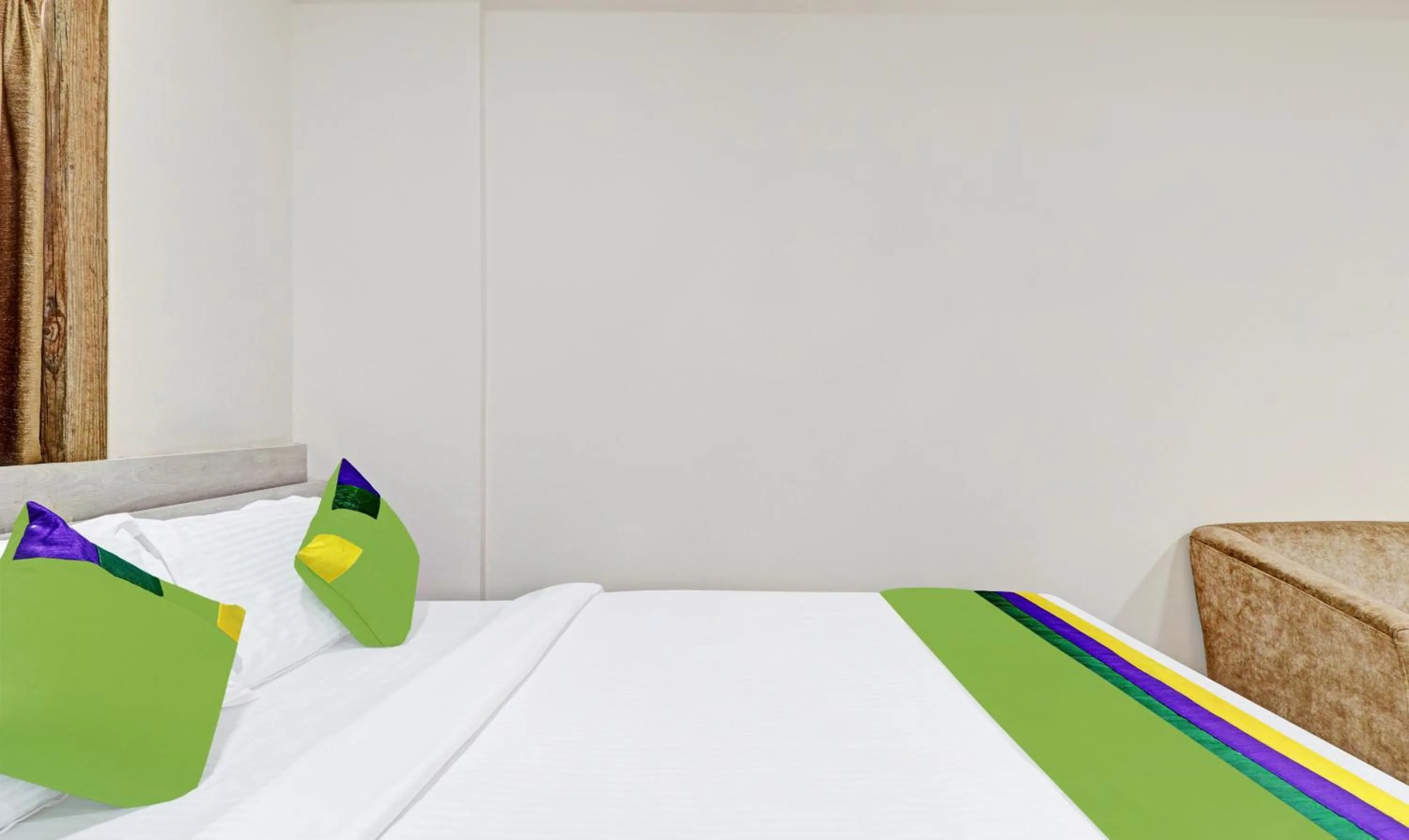 Photo of the whole room, Bed in Treebo Zion