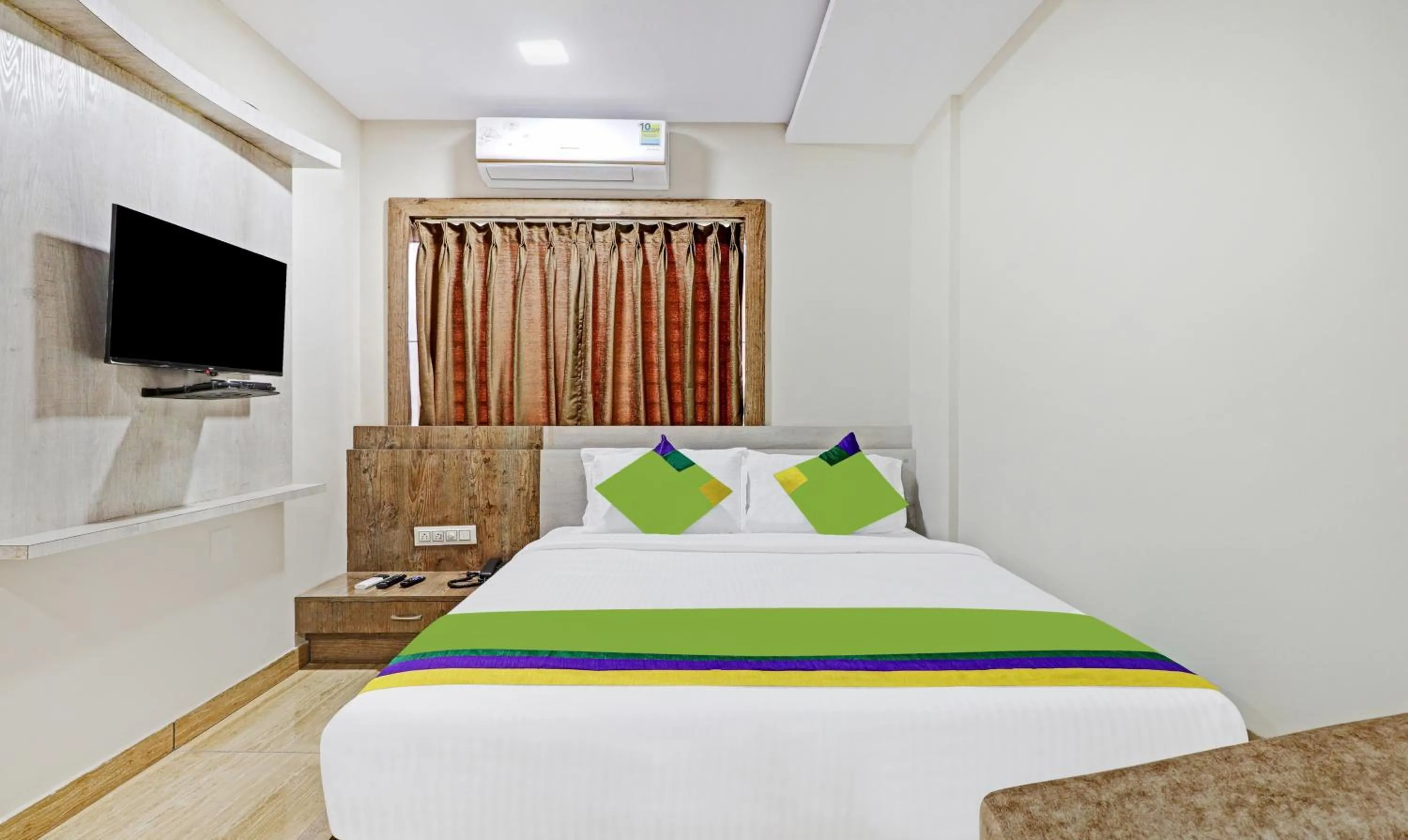 Photo of the whole room, Bed in Treebo Zion